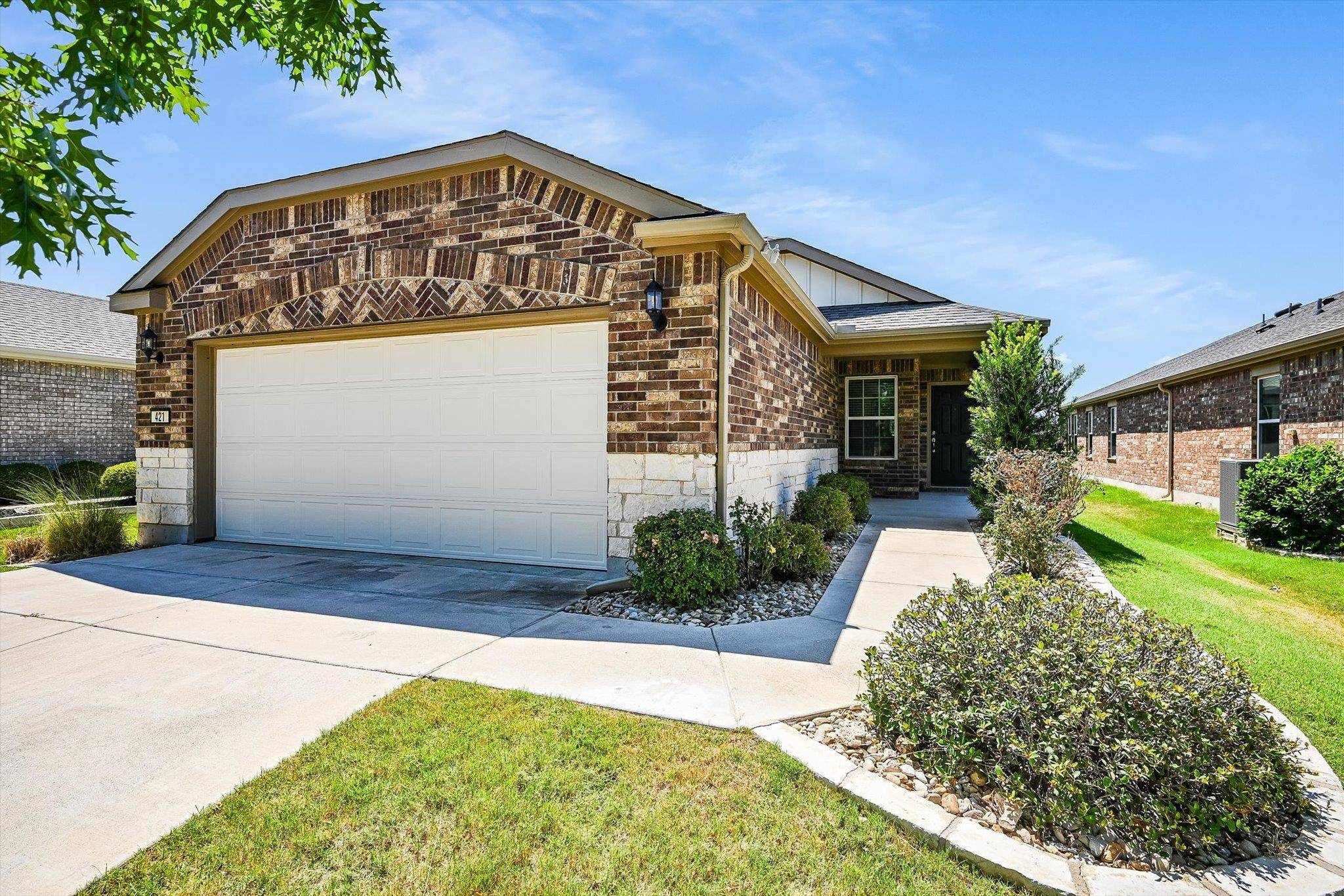 421 Holiday Creek LN, Georgetown, TX 78633