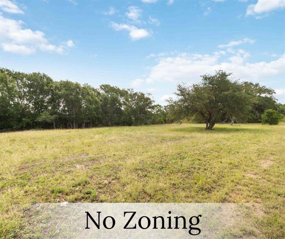 227 Henderson LN, Lockhart, TX 78644