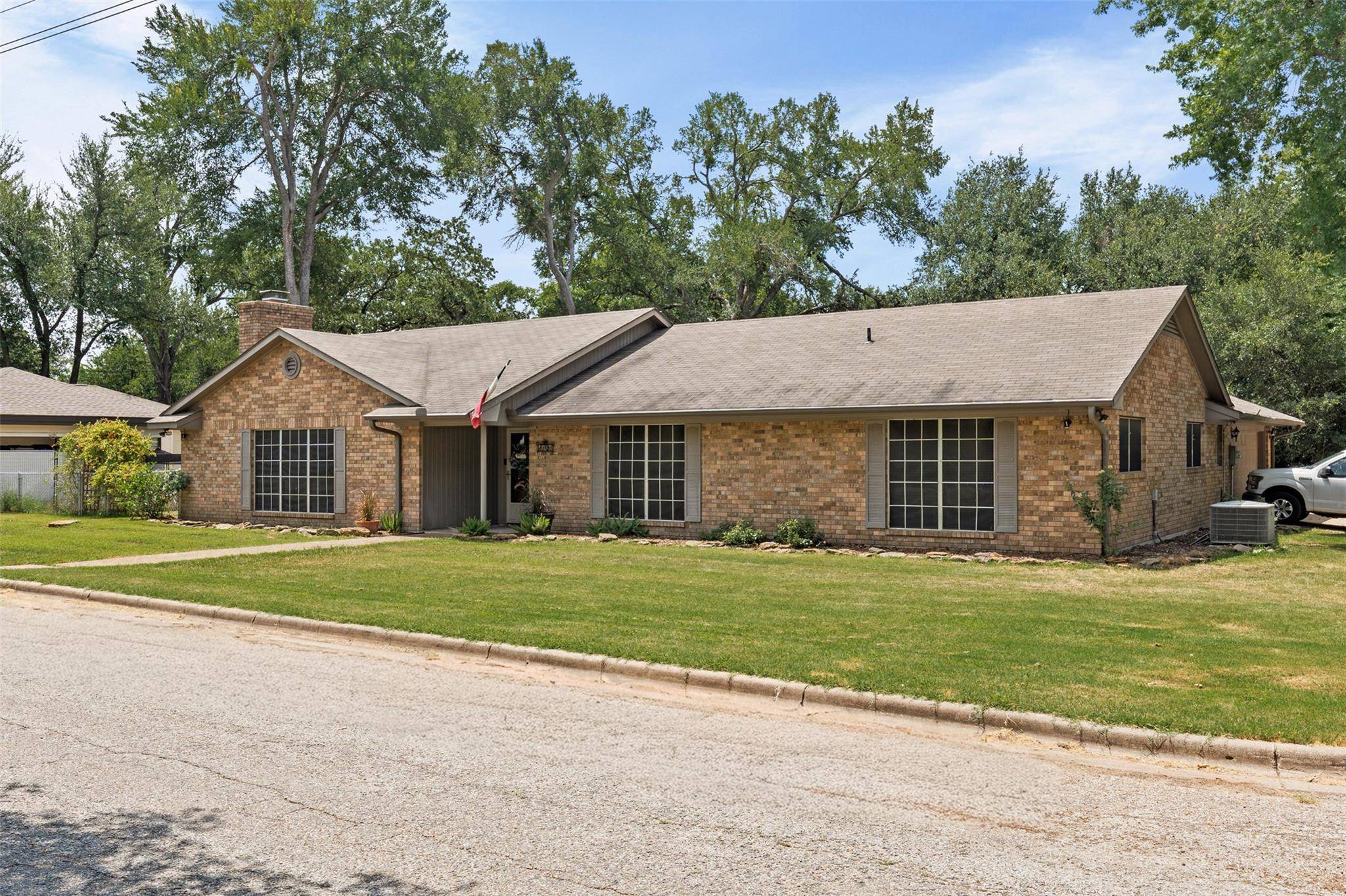 1101 E 19th ST, Cameron, TX 76520
