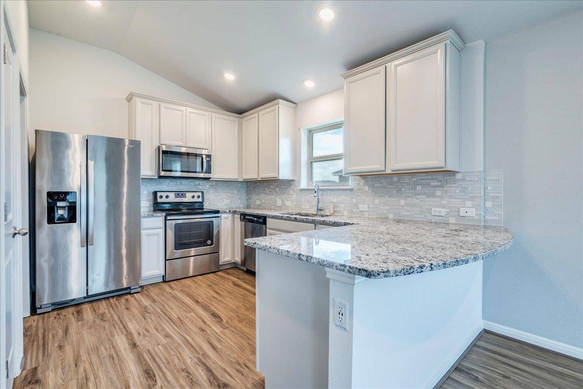 233 Forest Moon LN, Kyle, TX 78640