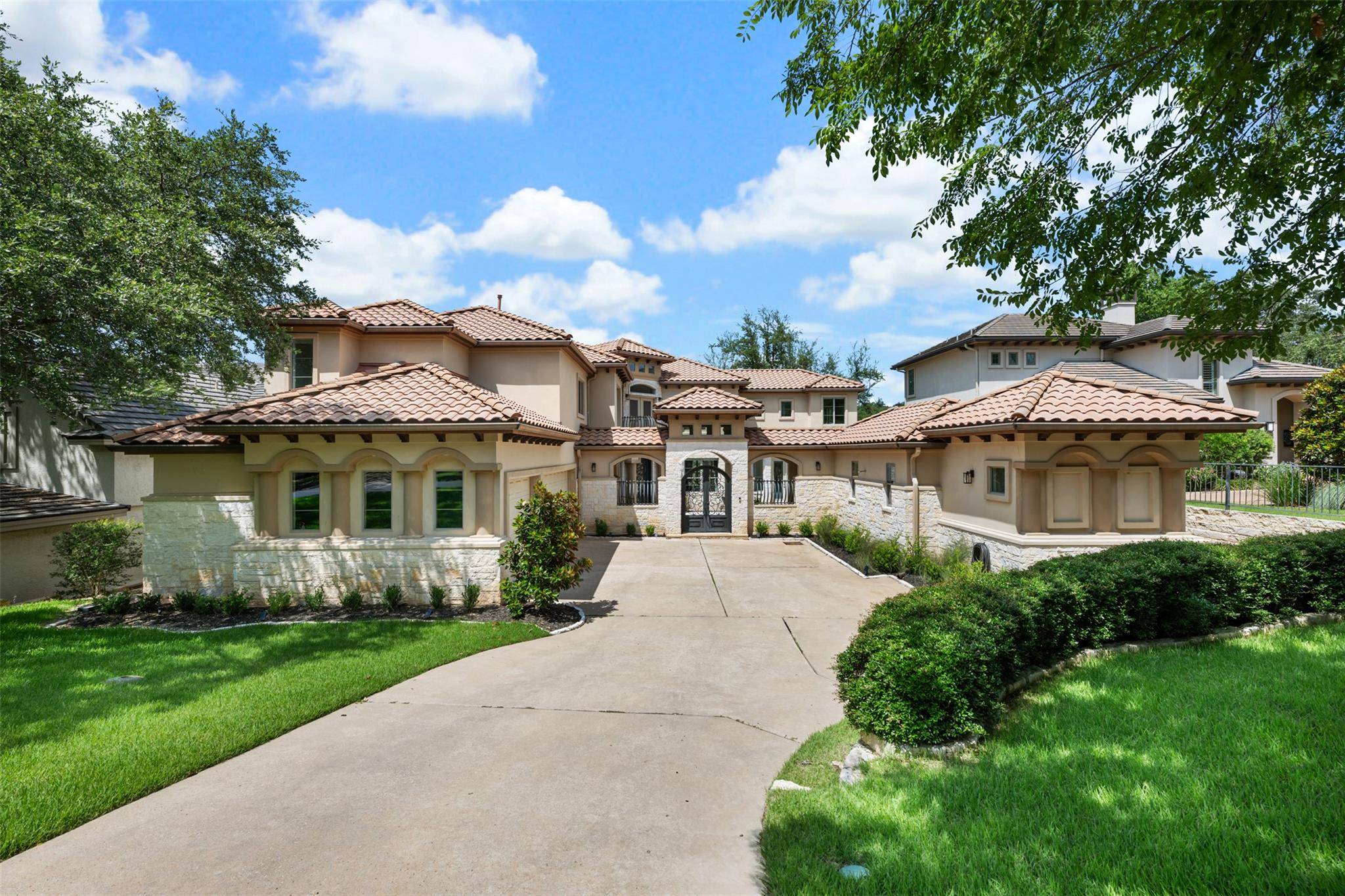64 Tiburon DR, The Hills, TX 78738