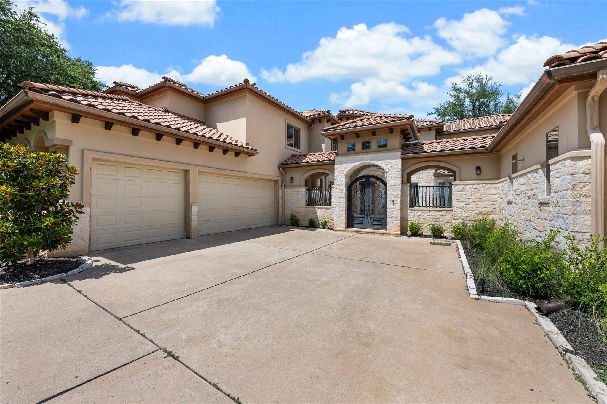 64 Tiburon DR, The Hills, TX 78738