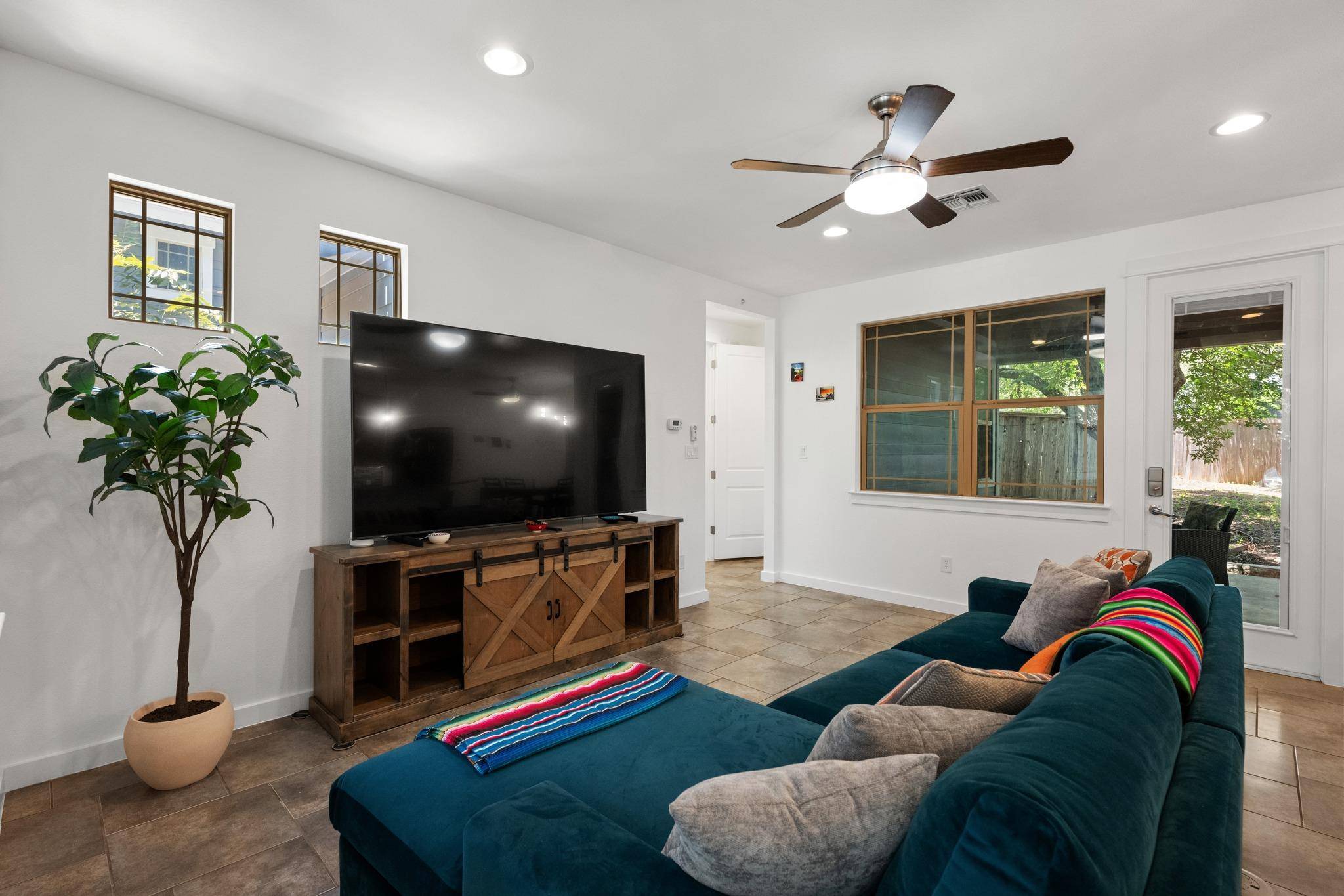 2208 Schriber ST #B, Austin, TX 78704