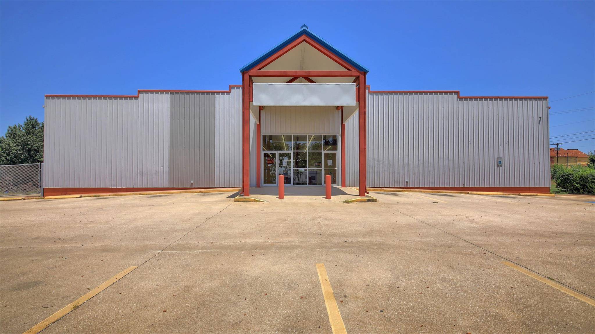 200 Commercial DR, Taylor, TX 76574