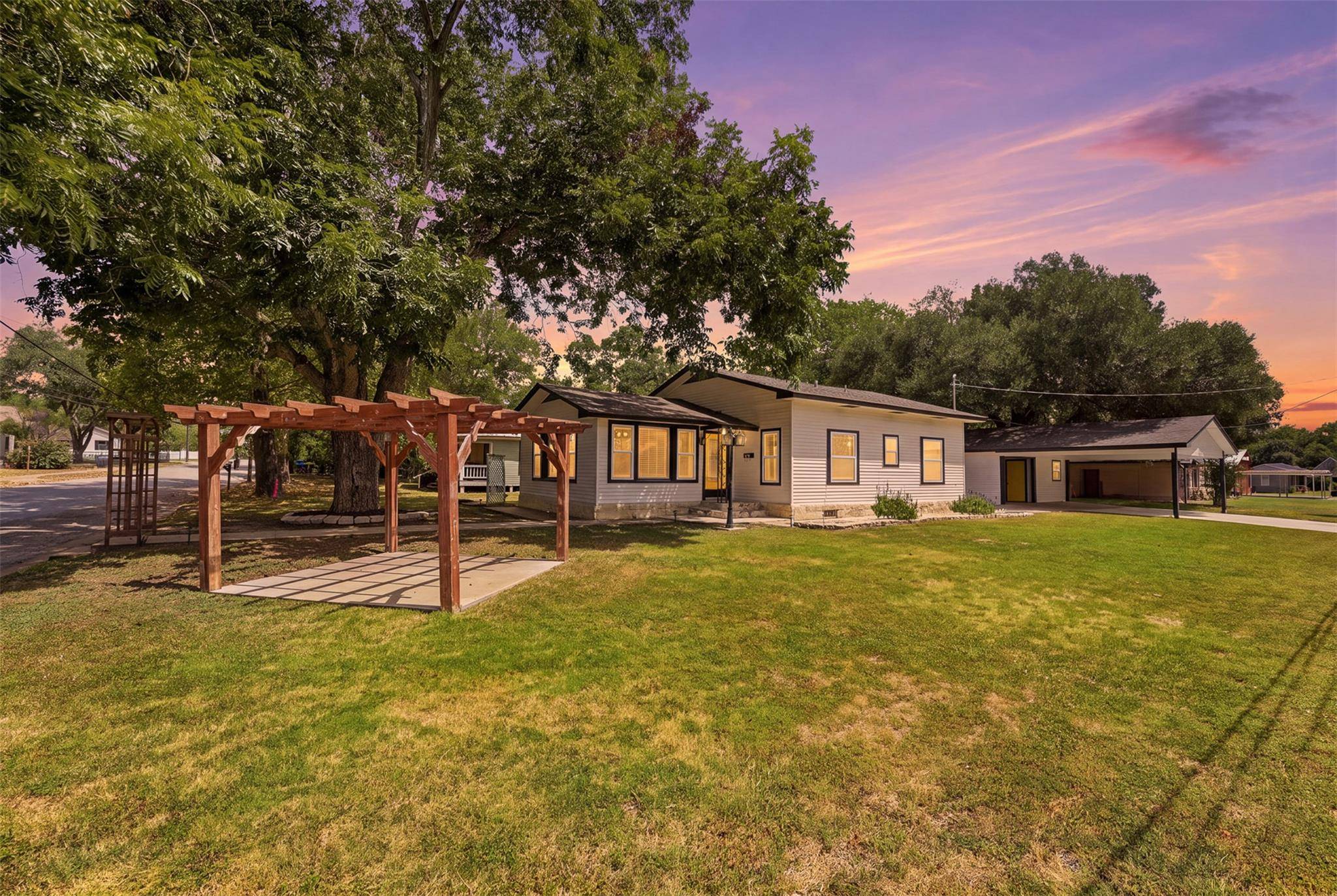 104 N Bright ST, Gonzales, TX 78629