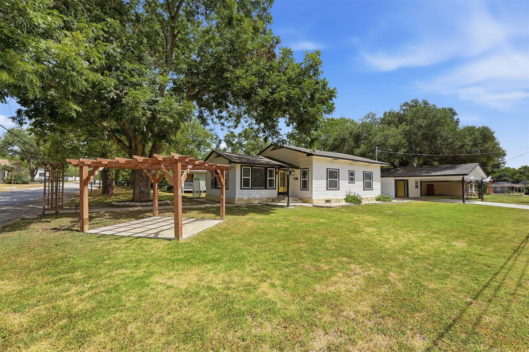 104 N Bright ST, Gonzales, TX 78629