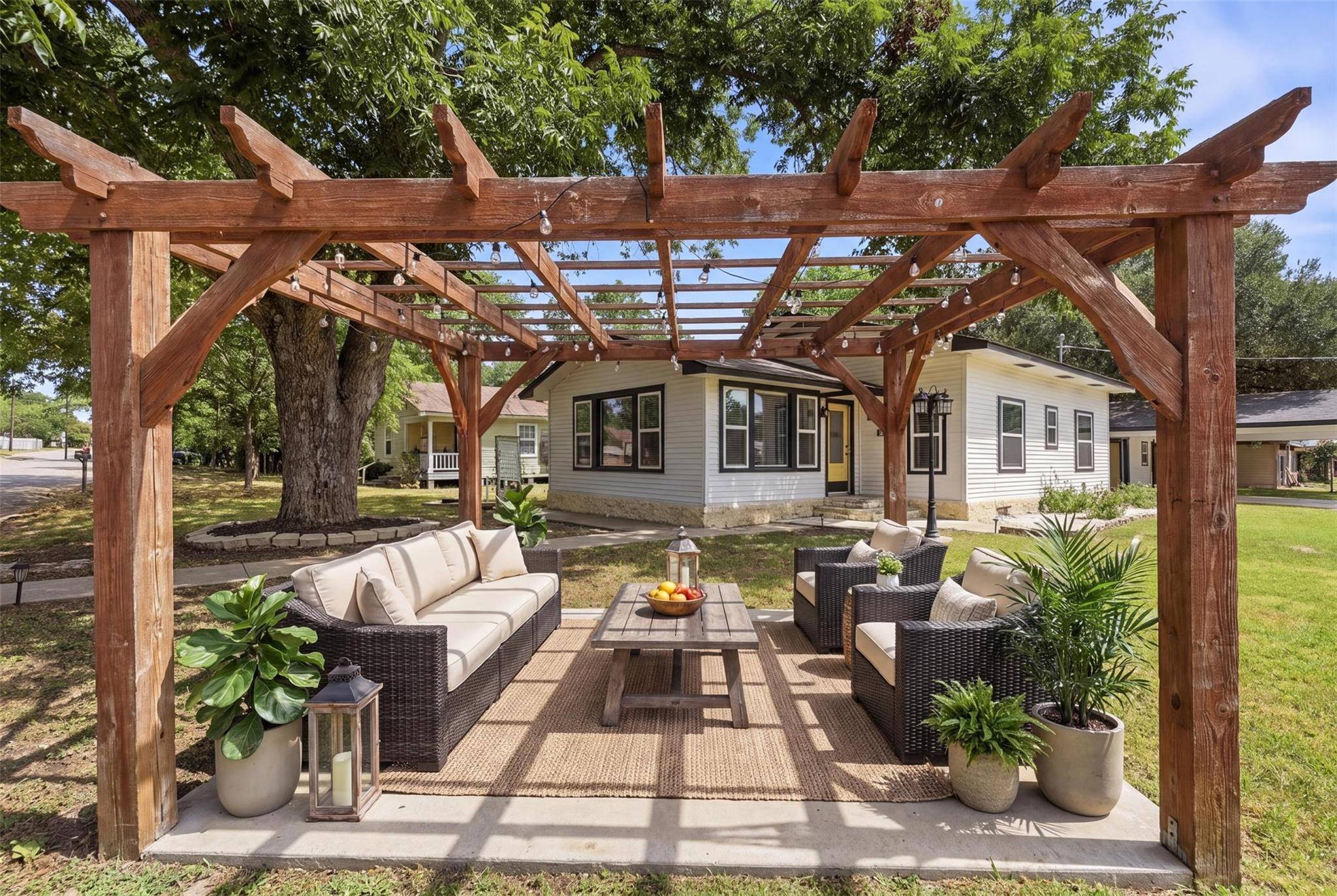 104 N Bright ST, Gonzales, TX 78629