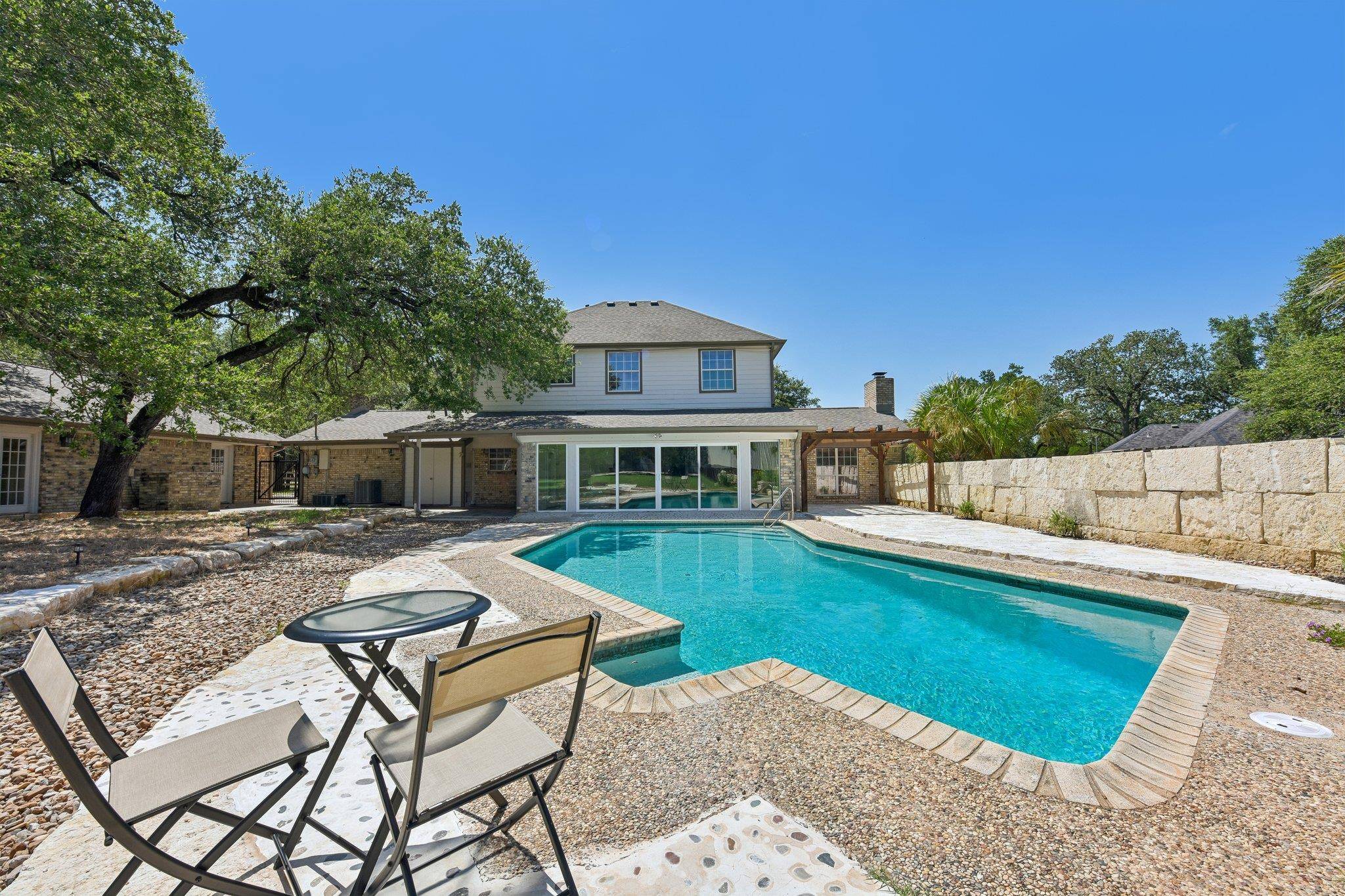 1915 Oak Forest DR, Round Rock, TX 78681
