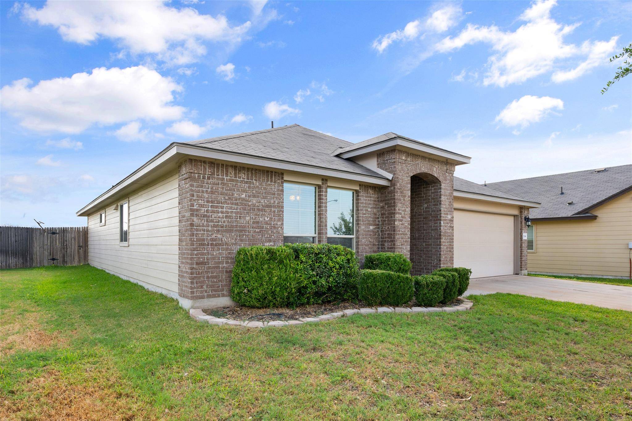 208 Plata LN, Jarrell, TX 76537