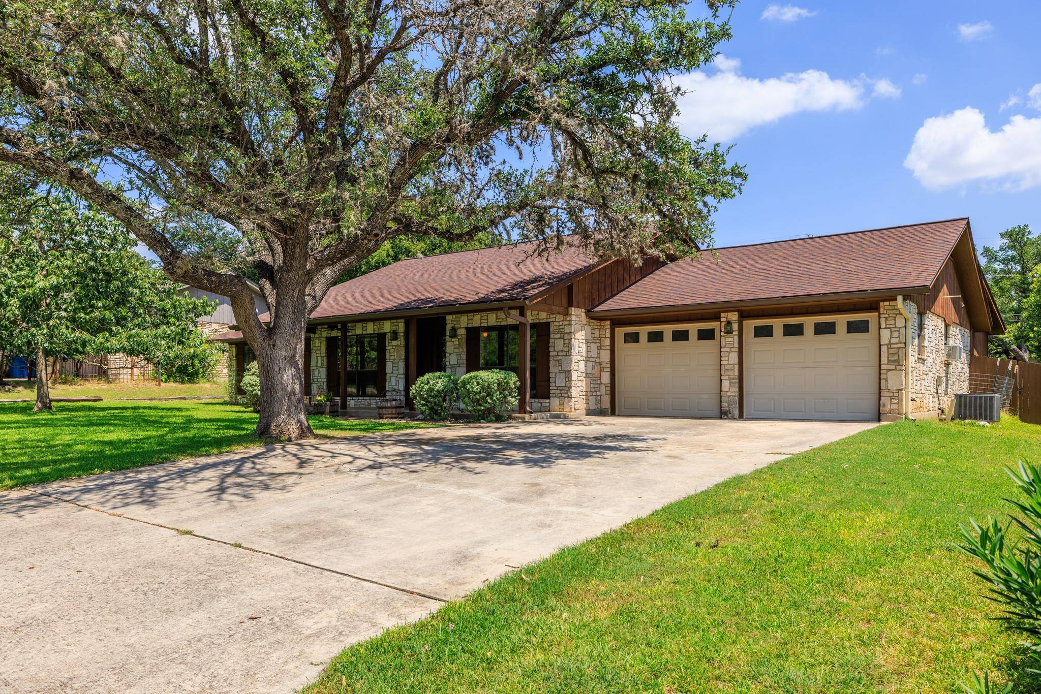 415 Meadow Ridge DR, Kerrville, TX 78028