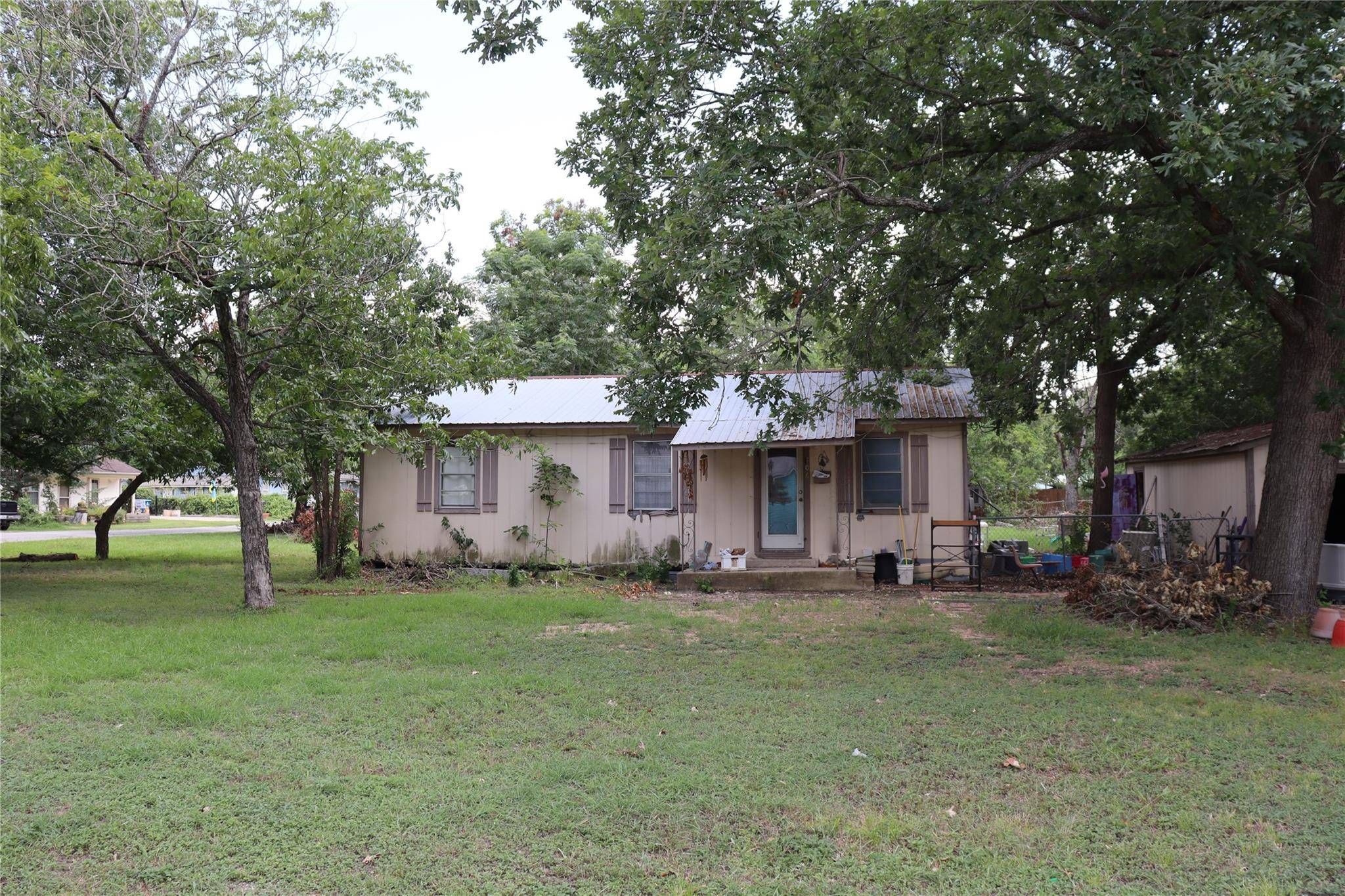 706 W Live Oak ST, Lockhart, TX 78644