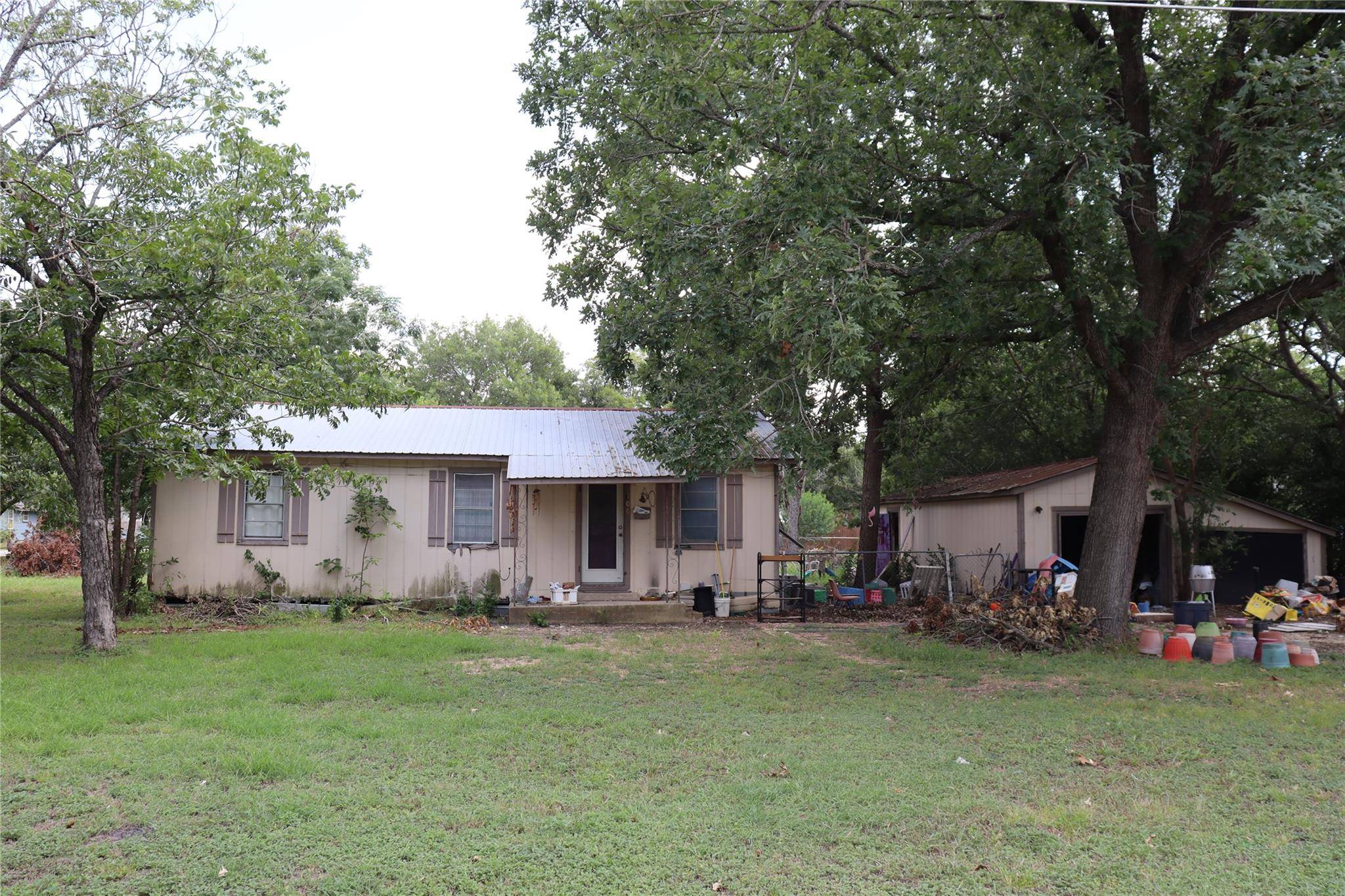 706 W Live Oak ST, Lockhart, TX 78644