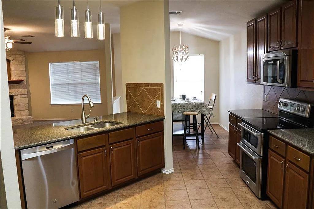 100 S Creek Bend DR, Hutto, TX 78634