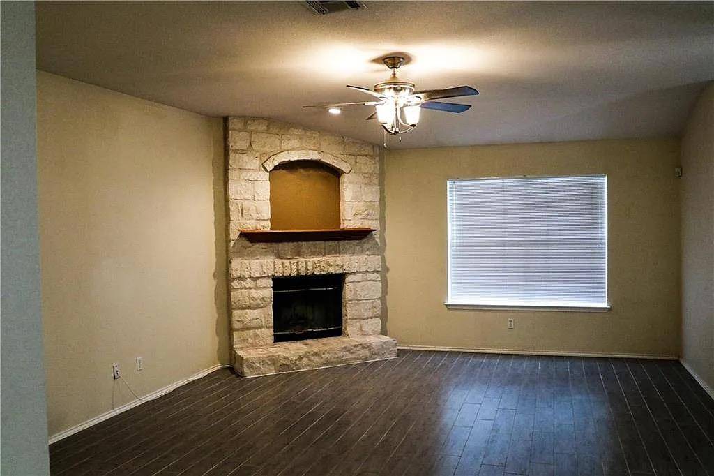 100 S Creek Bend DR, Hutto, TX 78634