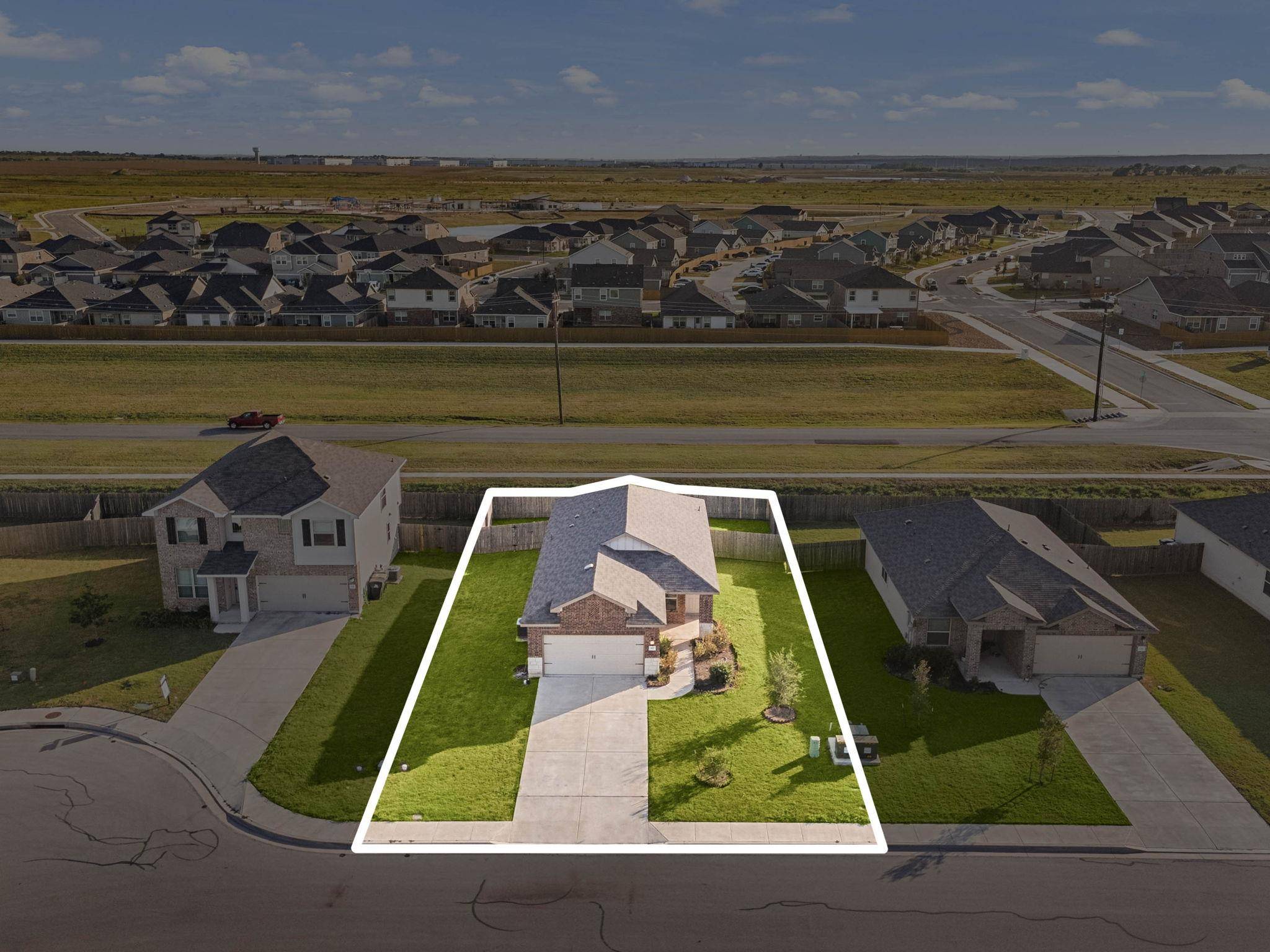 302 Sunshine LN, Kyle, TX 78640