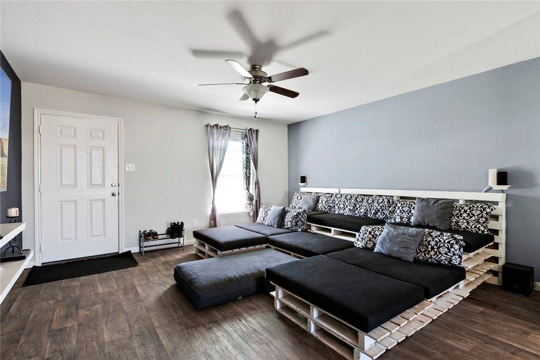 712 Cleary LN, Jarrell, TX 76537
