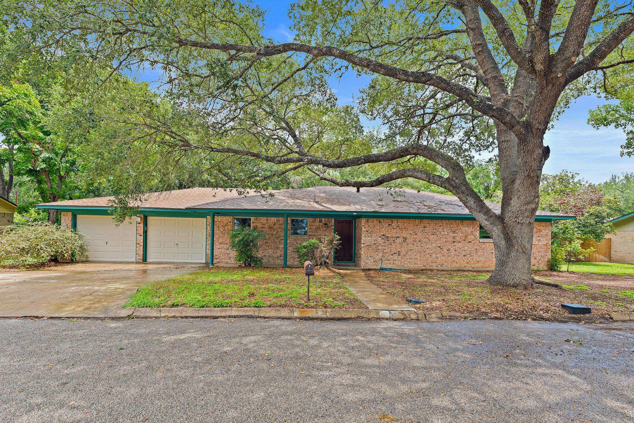 215 Memorial DR, Luling, TX 78648