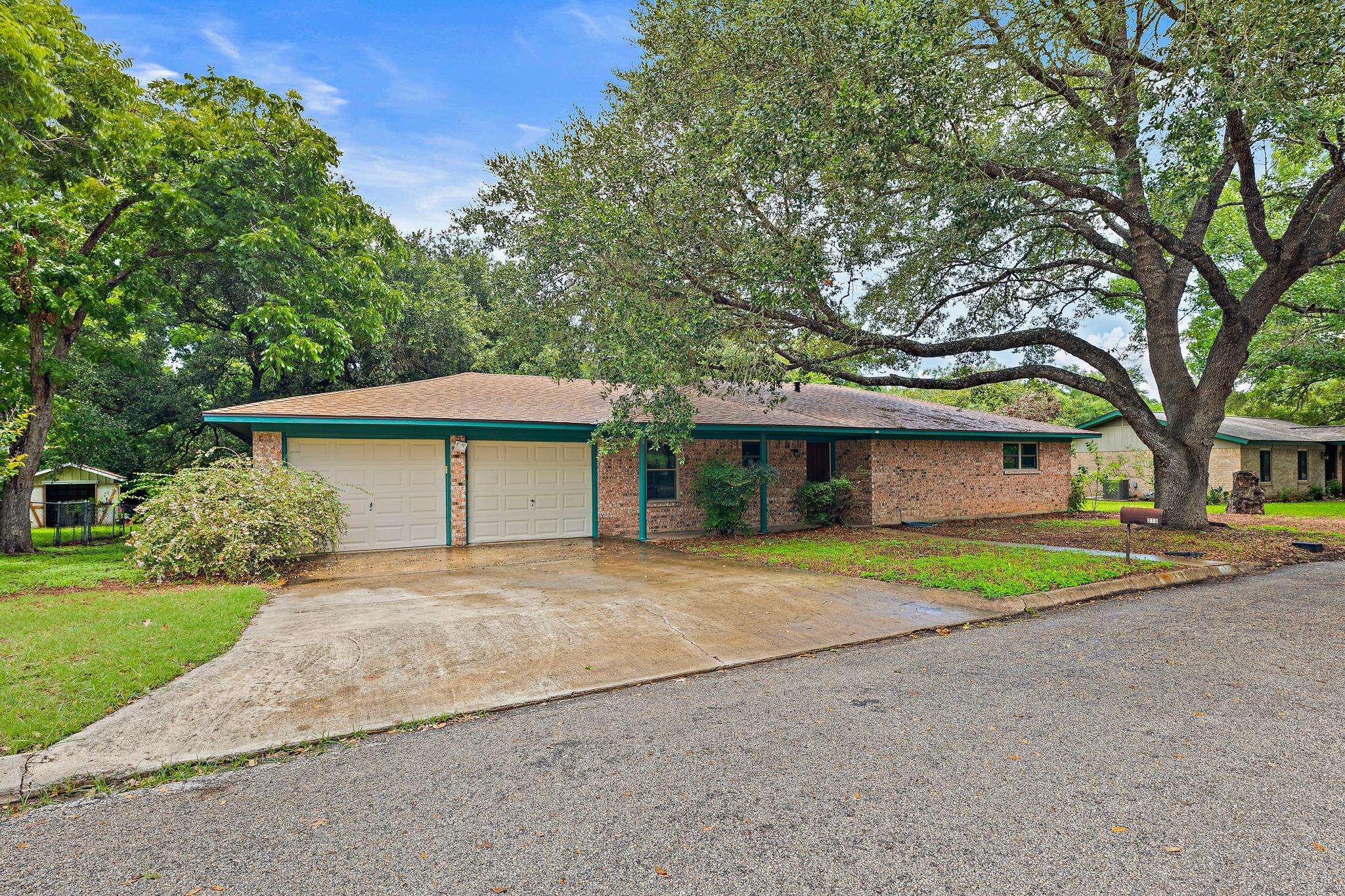 215 Memorial DR, Luling, TX 78648