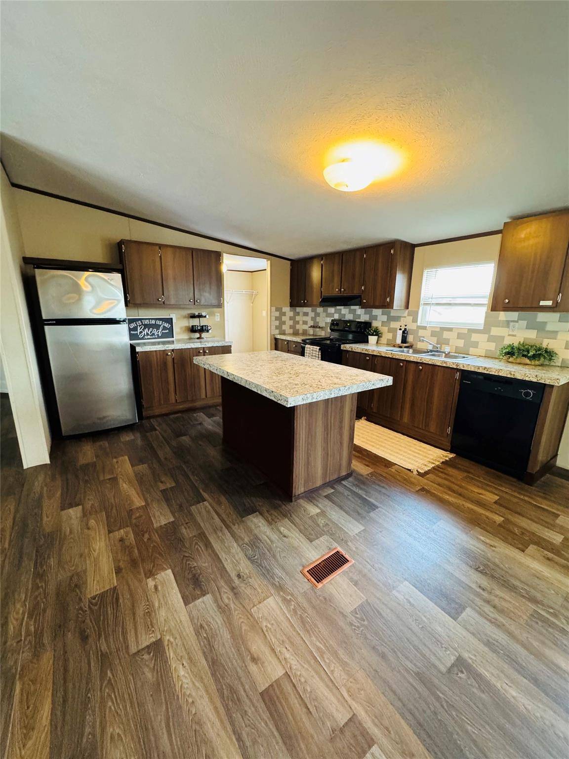 360 Margarita DR, Dale, TX 78616