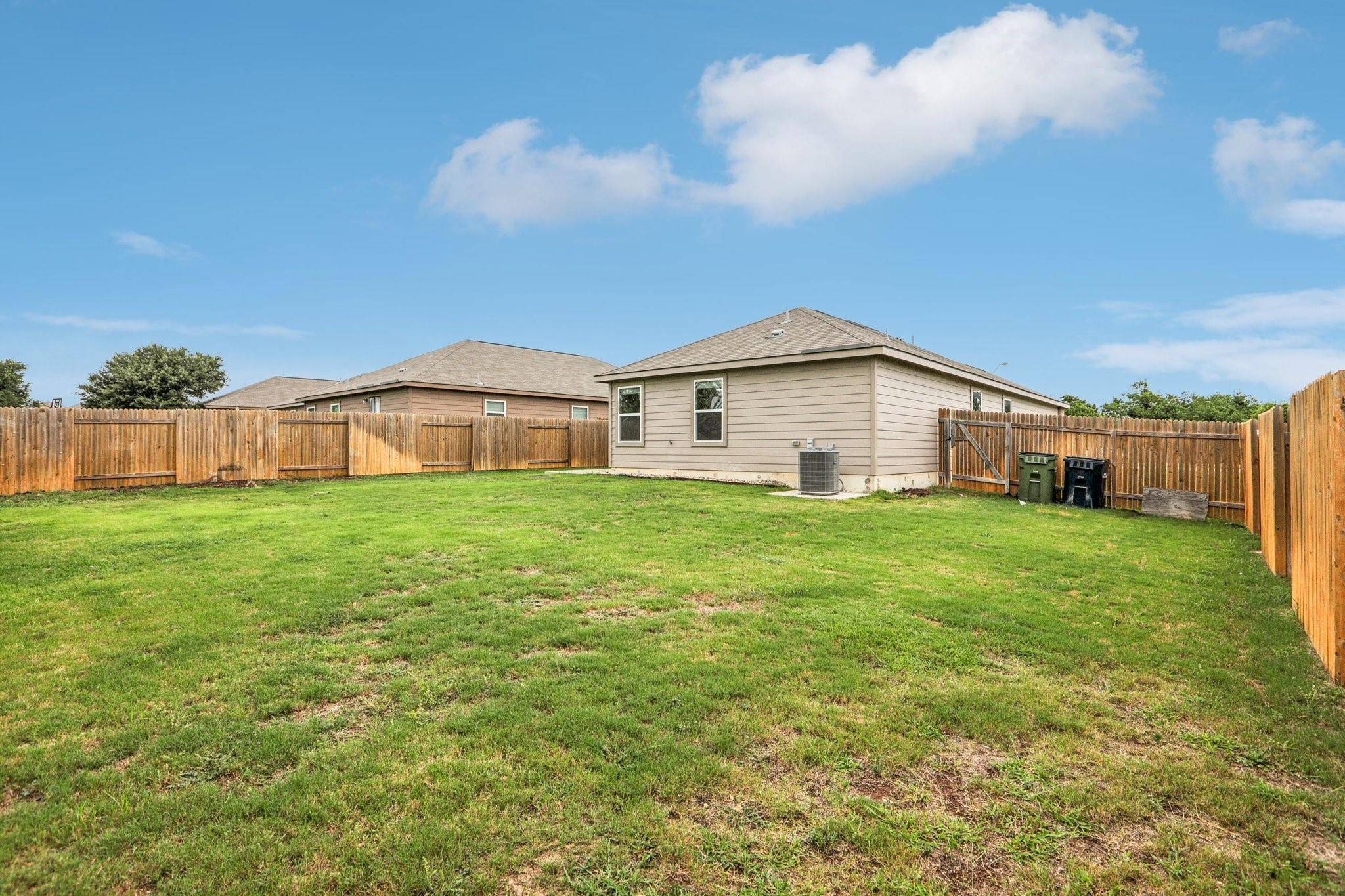 1040 Riverdale CV, Jarrell, TX 76537
