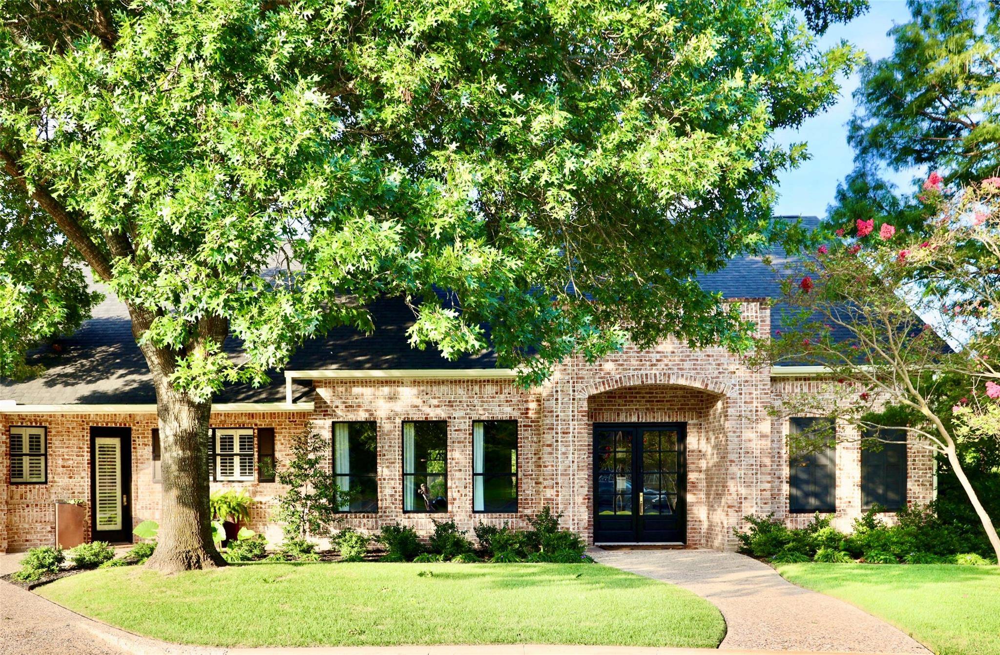 419 Candlelight CIR, Fredericksburg, TX 78624