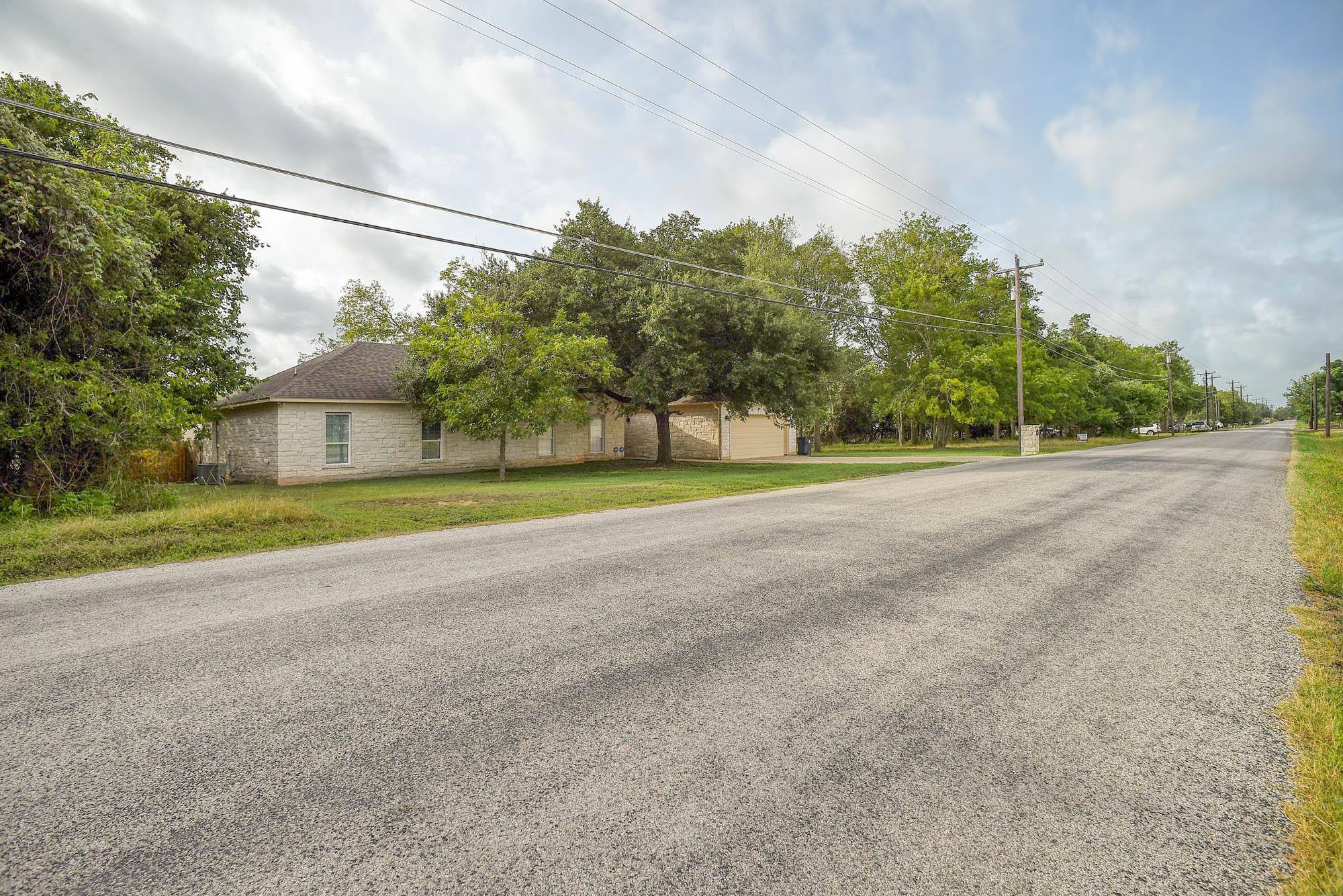 1335 Lovers LN, Bastrop, TX 78602