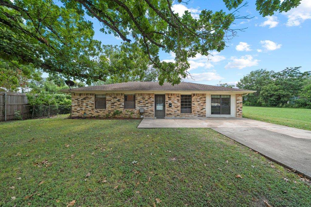 213 Atascosa ST, Lockhart, TX 78644