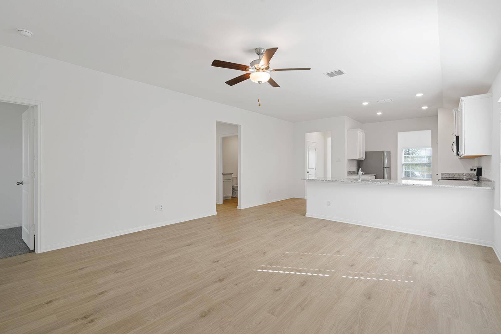 245 W Luna Blue LN, Jarrell, TX 76537