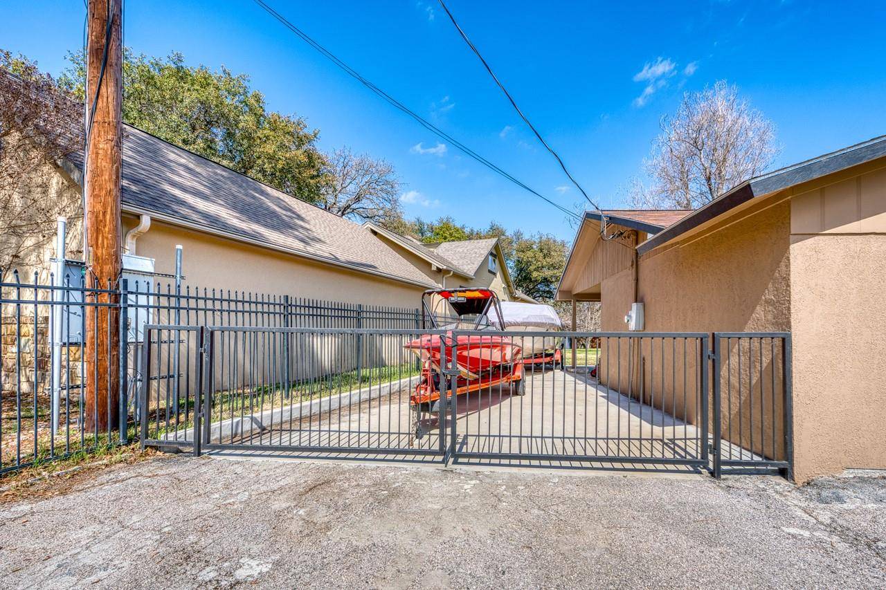 1408 Highland Dr DR, Highland Haven, TX 78654