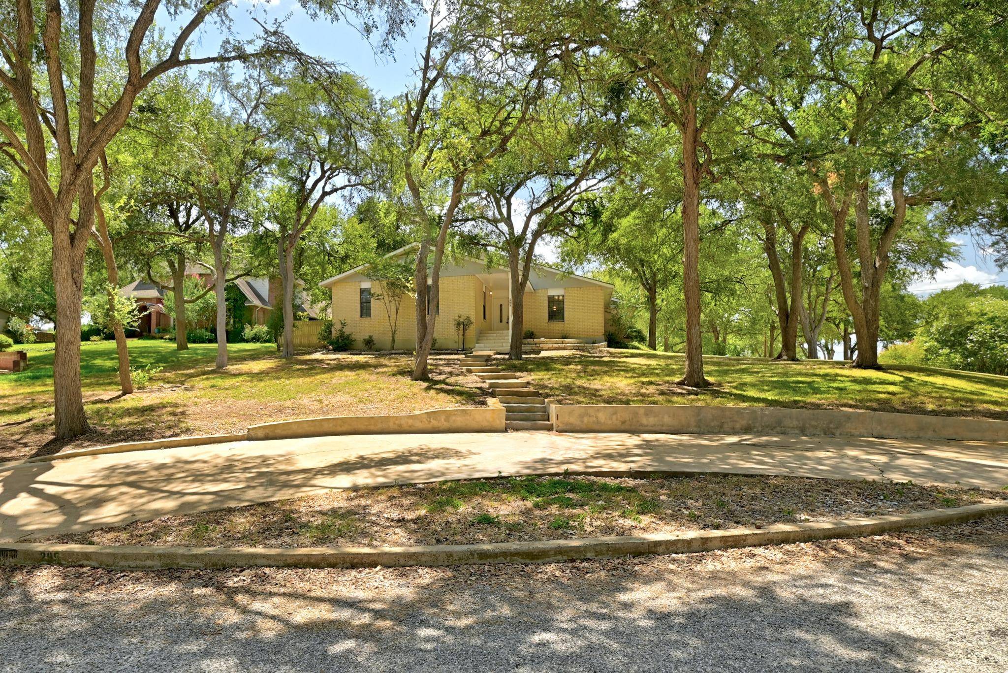 295 OAK CREEK CIR, Luling, TX 78648