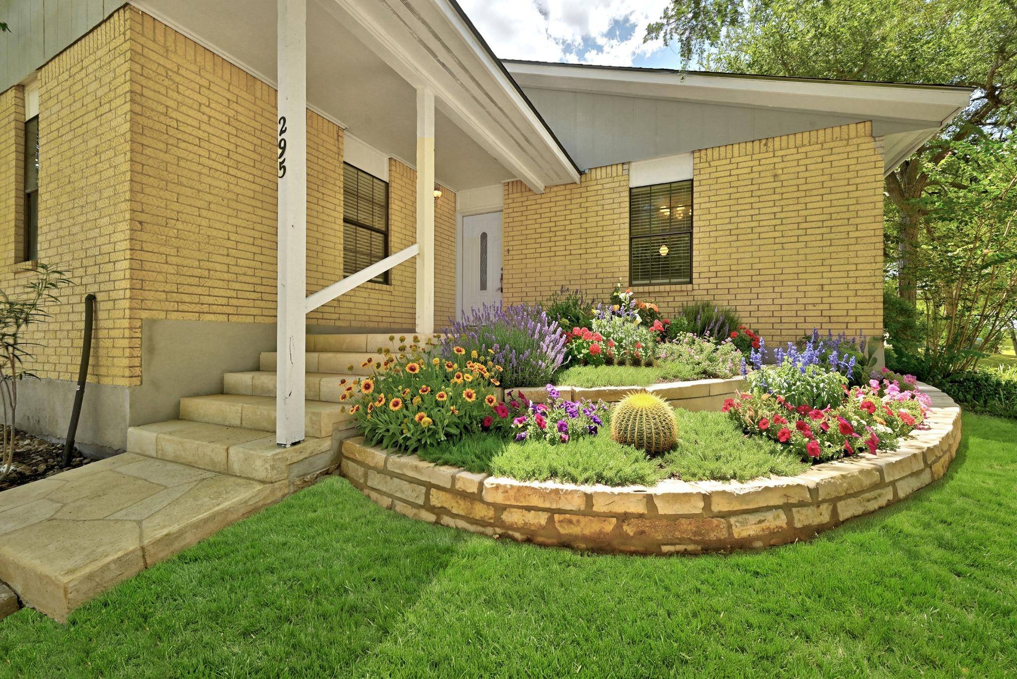 295 OAK CREEK CIR, Luling, TX 78648