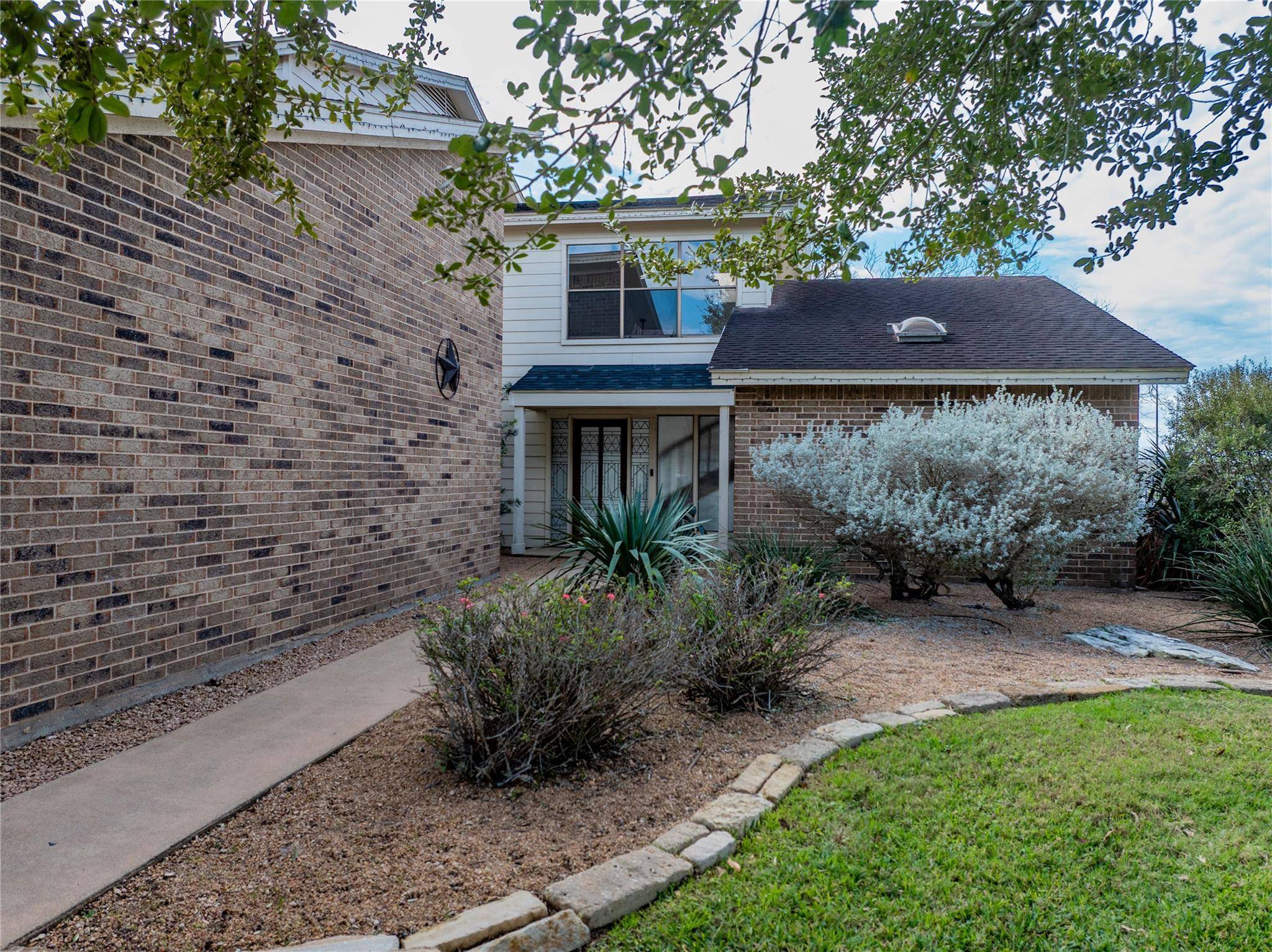 640 S College ST, La Grange, TX 78945