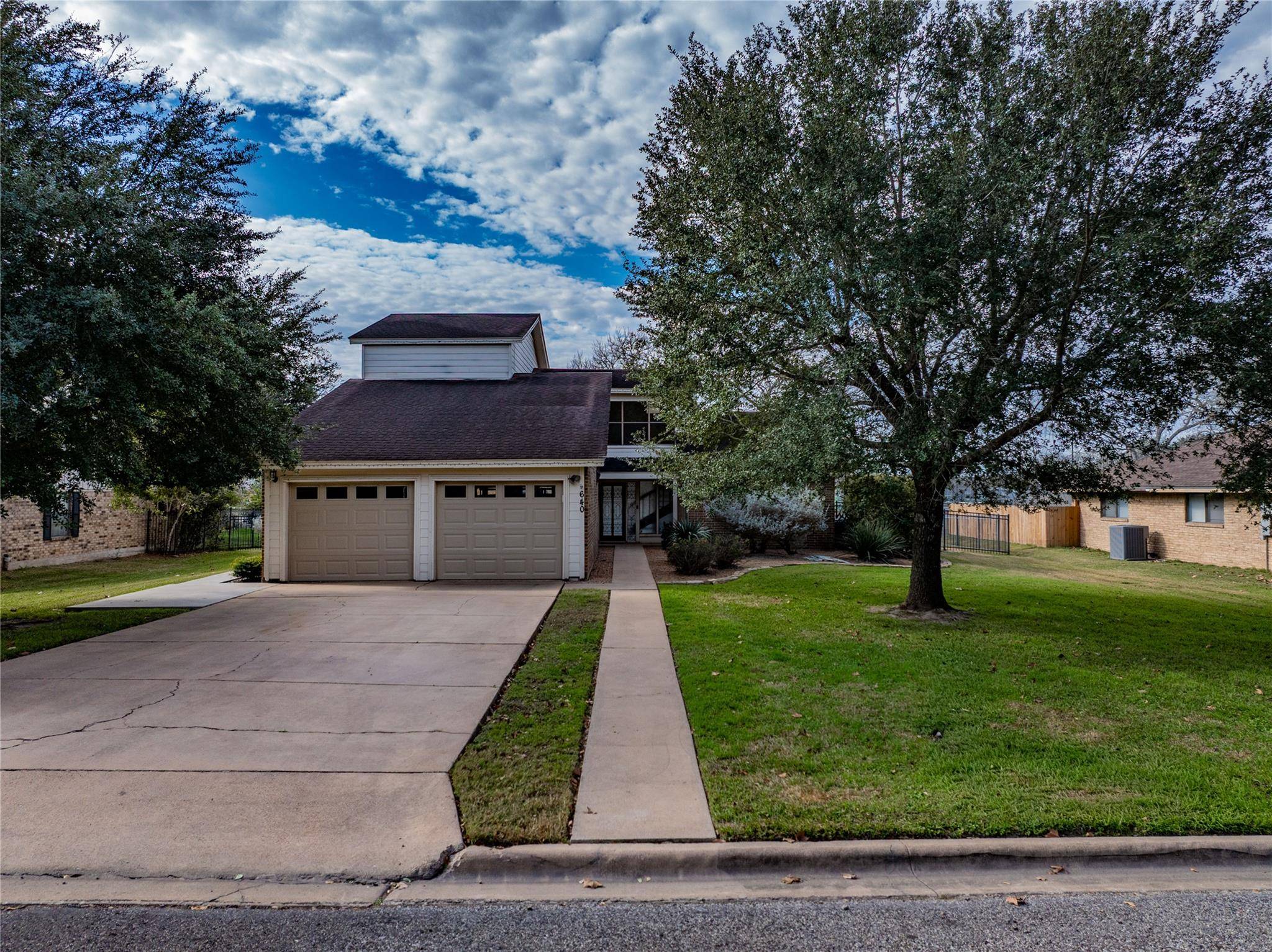 640 S College ST, La Grange, TX 78945