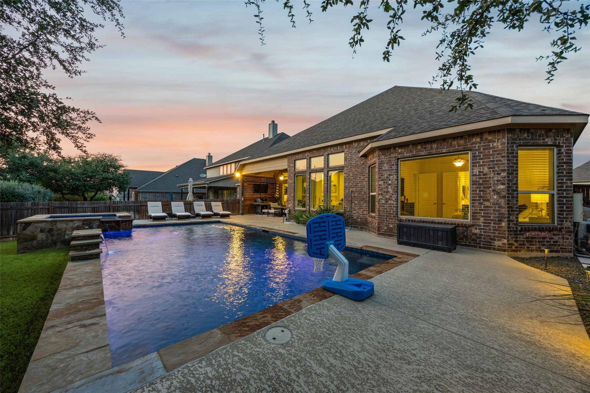 905 Bliss LN, Leander, TX 78641