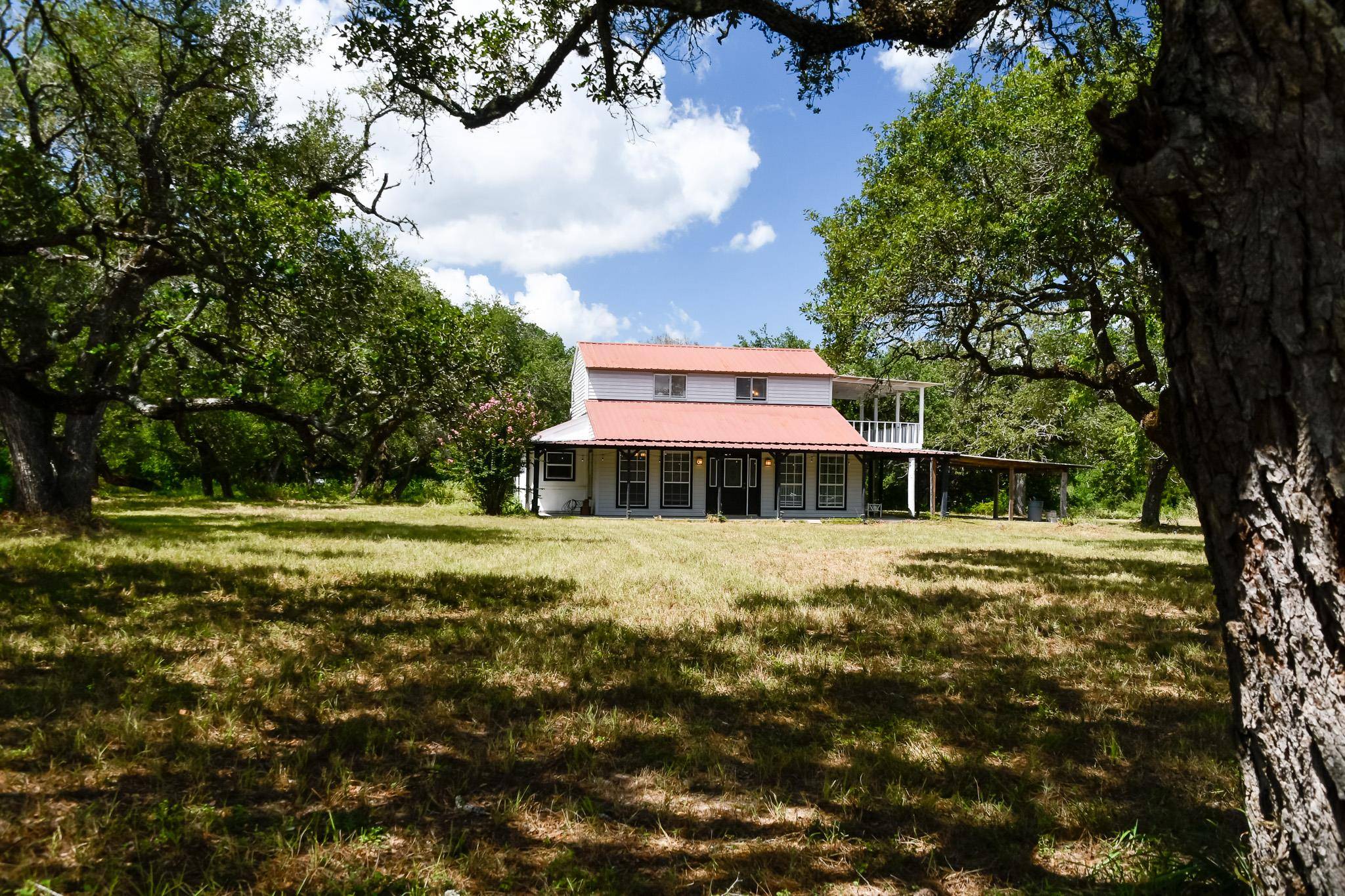 1097 White Loop RD, Columbus, TX 78934
