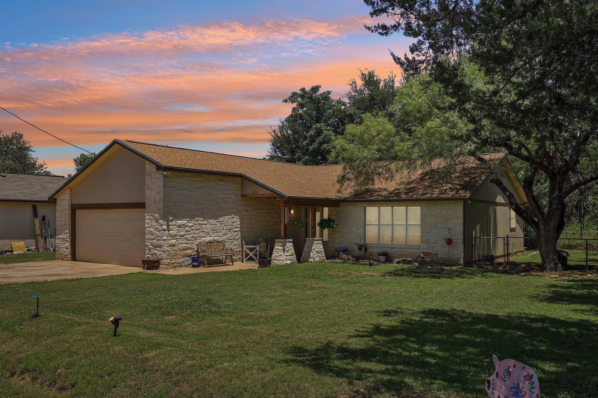 611 Magnolia LN, Cottonwood Shores, TX 78657
