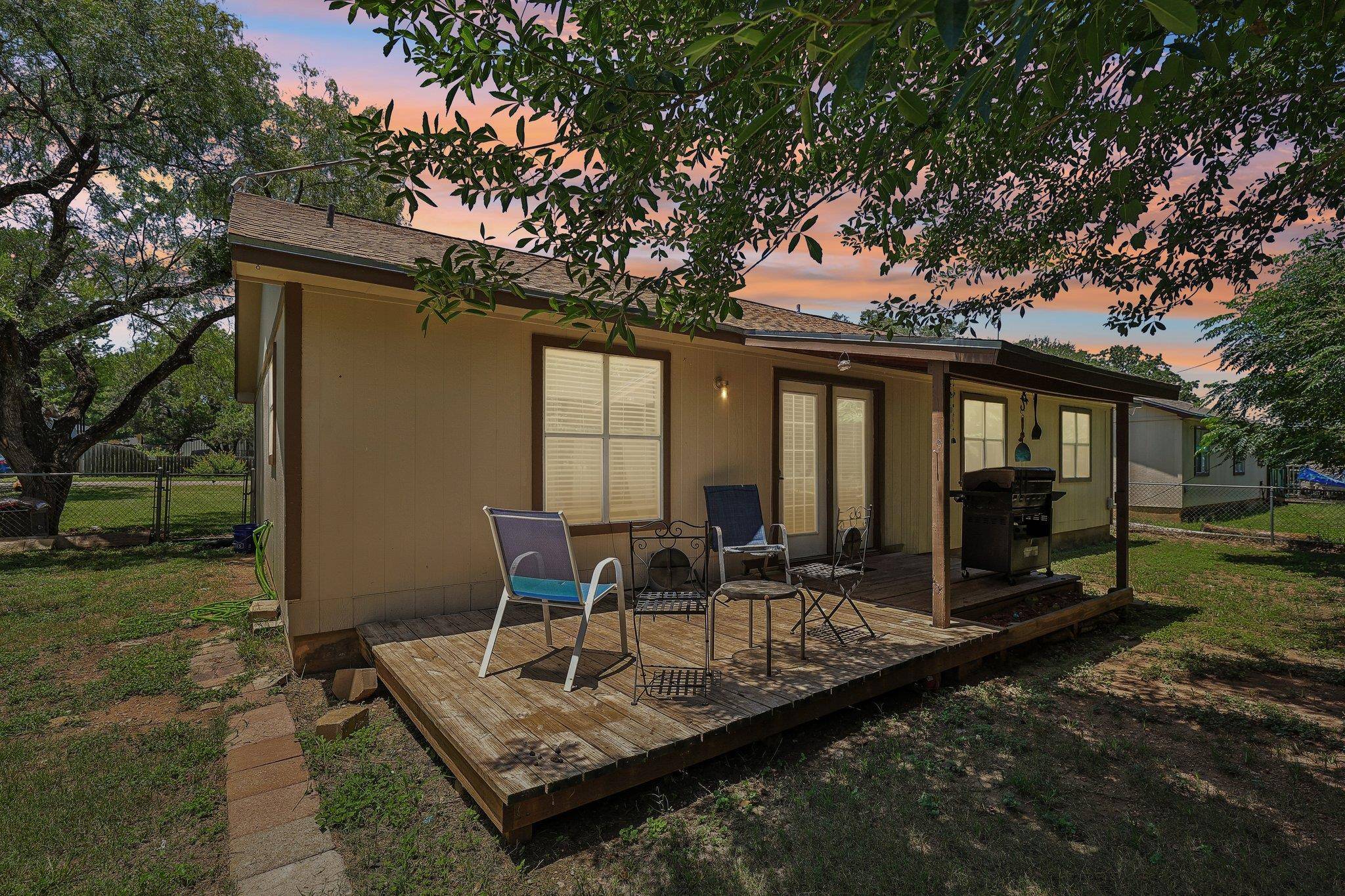 611 Magnolia LN, Cottonwood Shores, TX 78657
