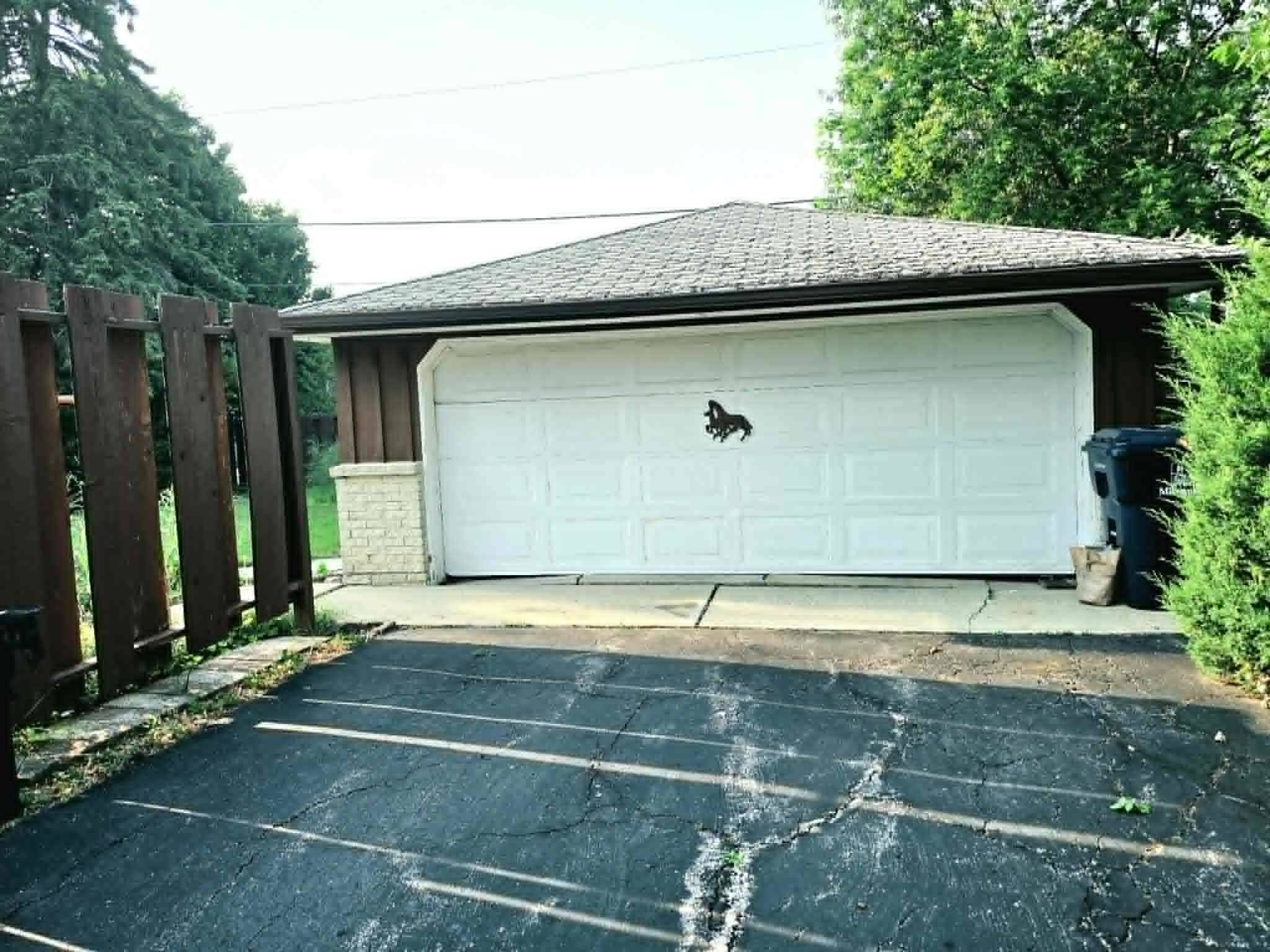 8830 W GREENWOOD TER, Milwaukee, WI 53224-4022