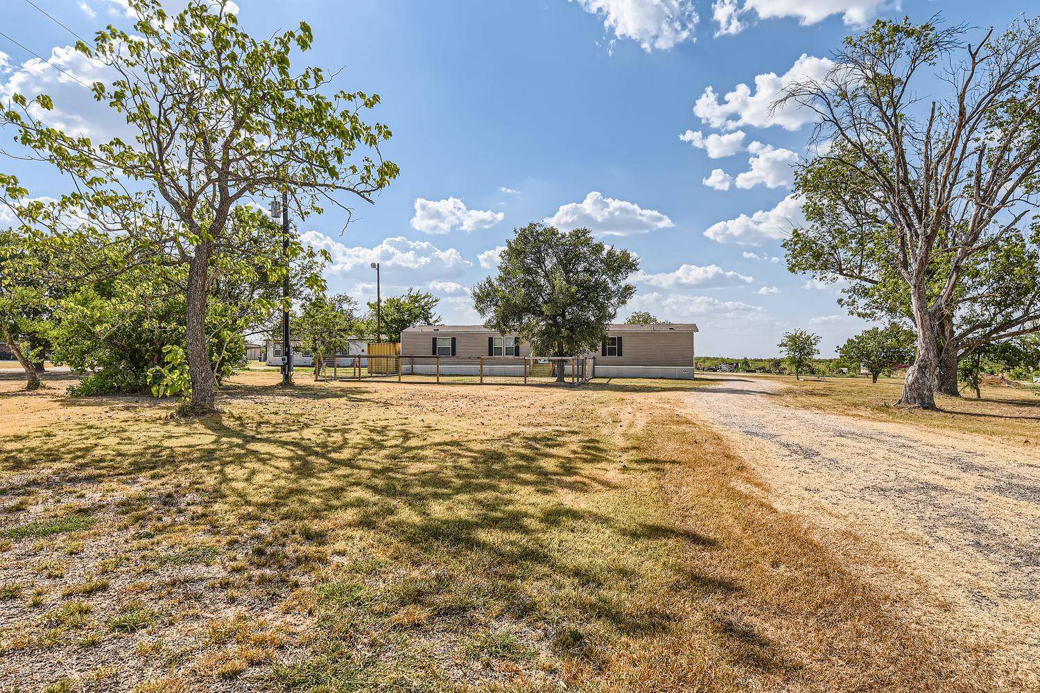 517 Crossroads DR, Dale, TX 78616