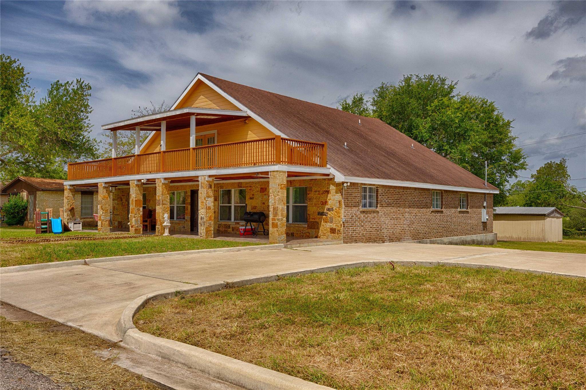 113 Thiele DR, Yoakum, TX 77995