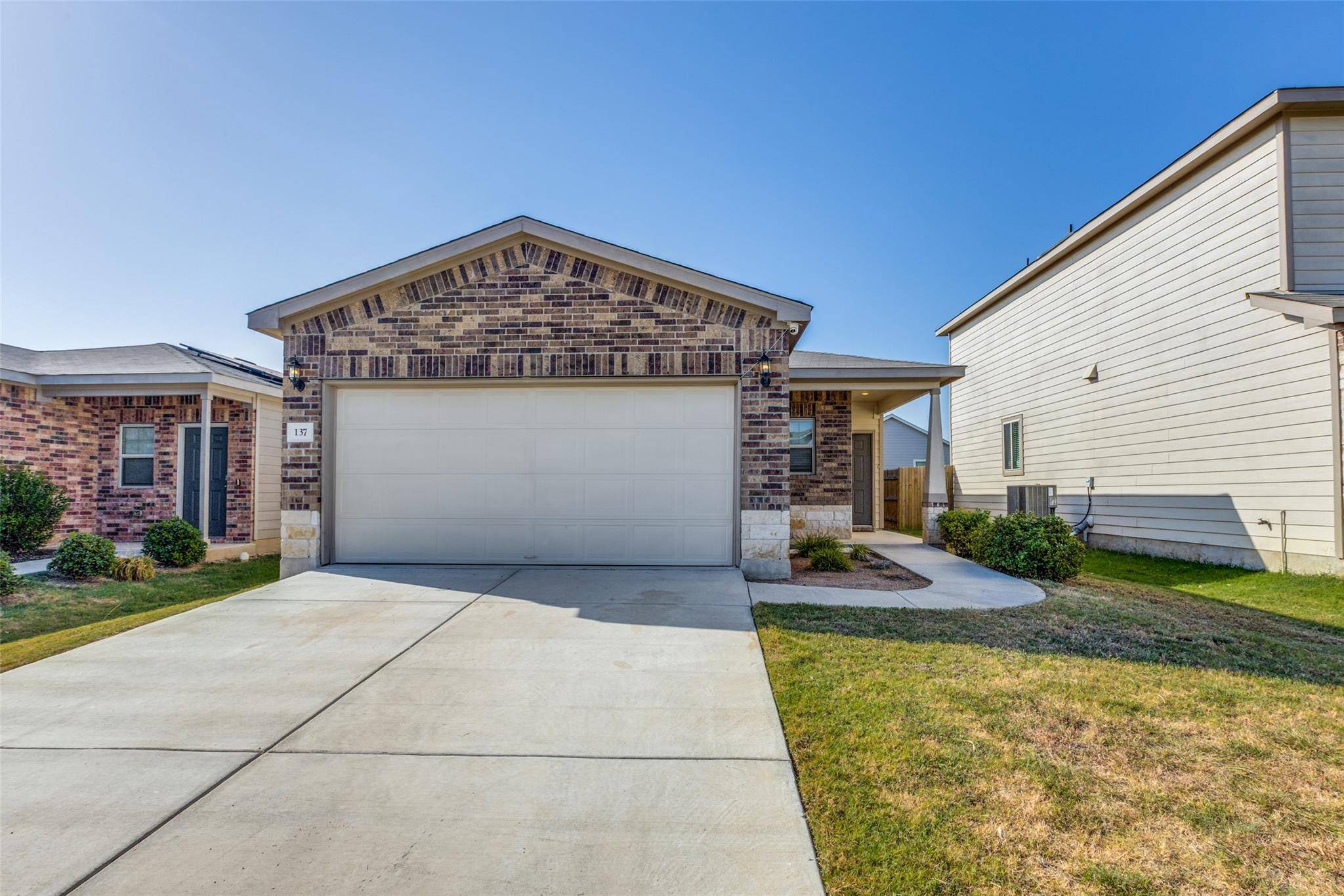 137 Miracle DR, Jarrell, TX 76537