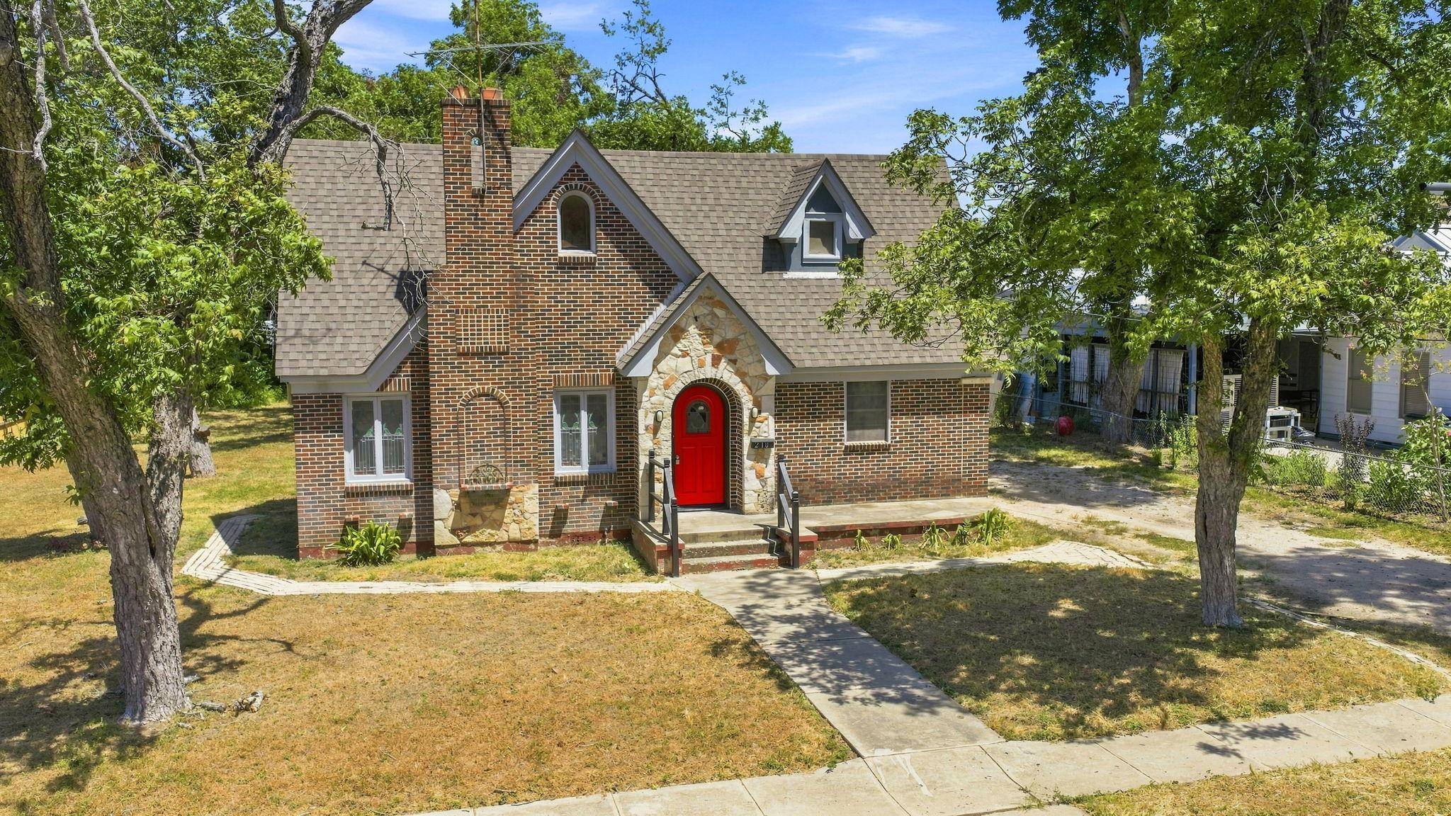 210 E Cedar ST, Seguin, TX 78155