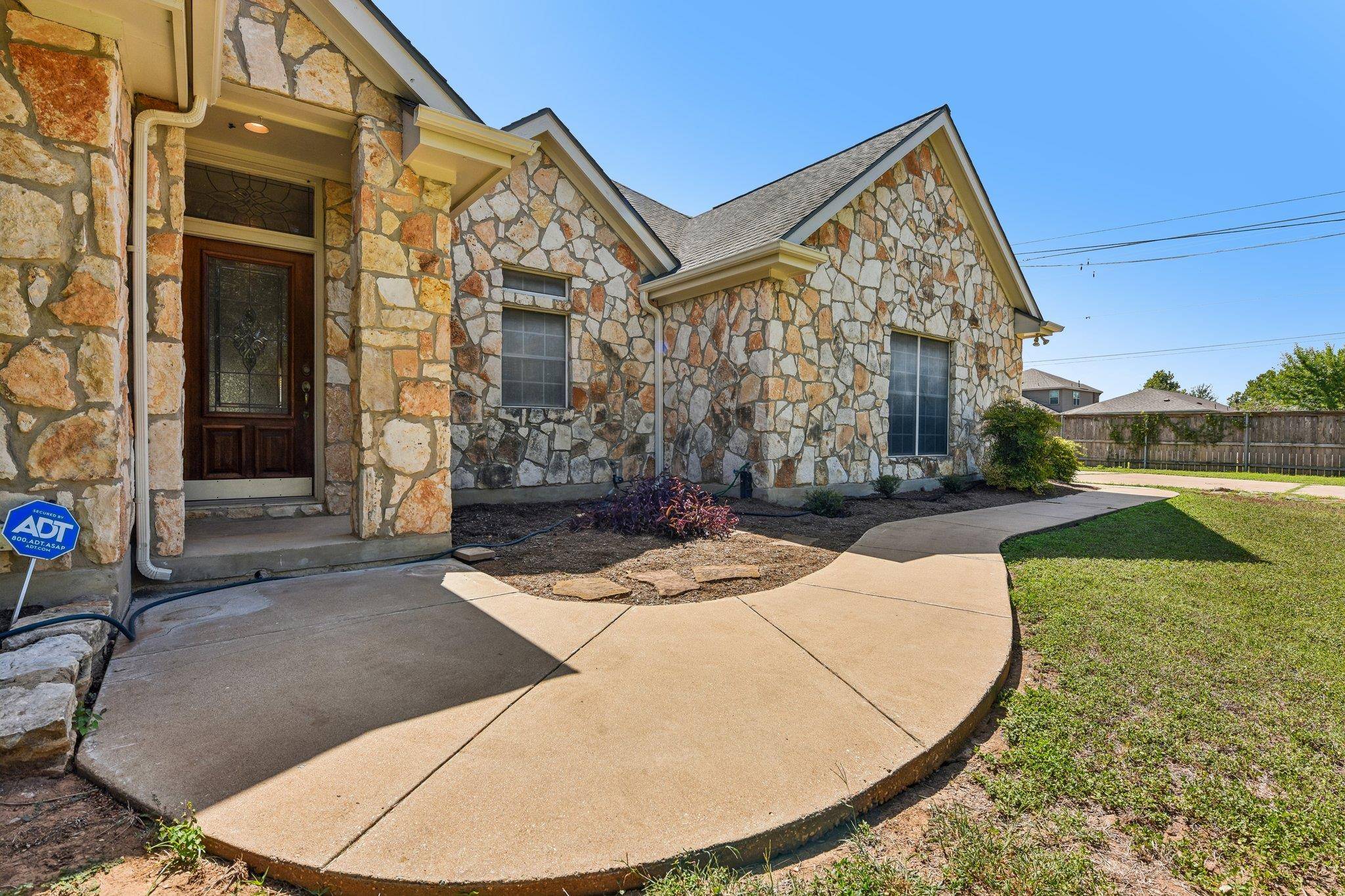 100 Grove LN, Buda, TX 78610