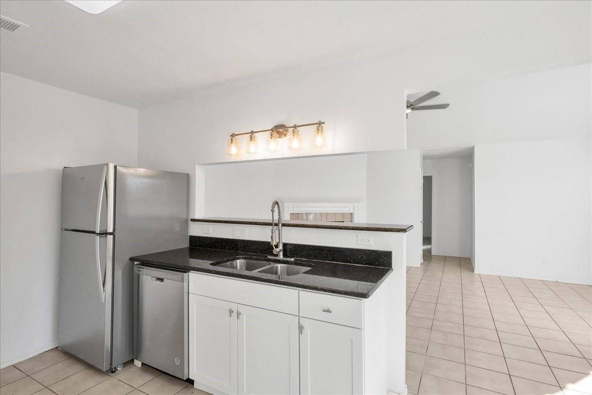 421 Fantail LOOP #B, Lakeway, TX 78734
