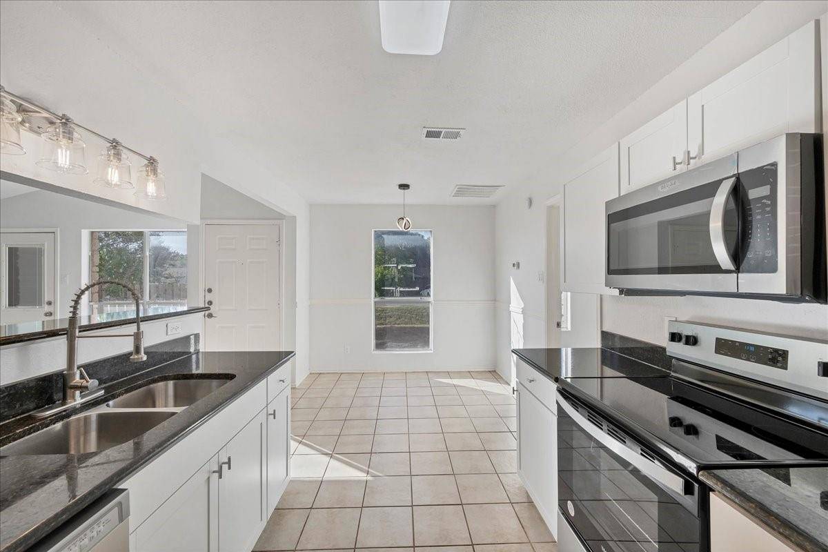421 Fantail LOOP #B, Lakeway, TX 78734