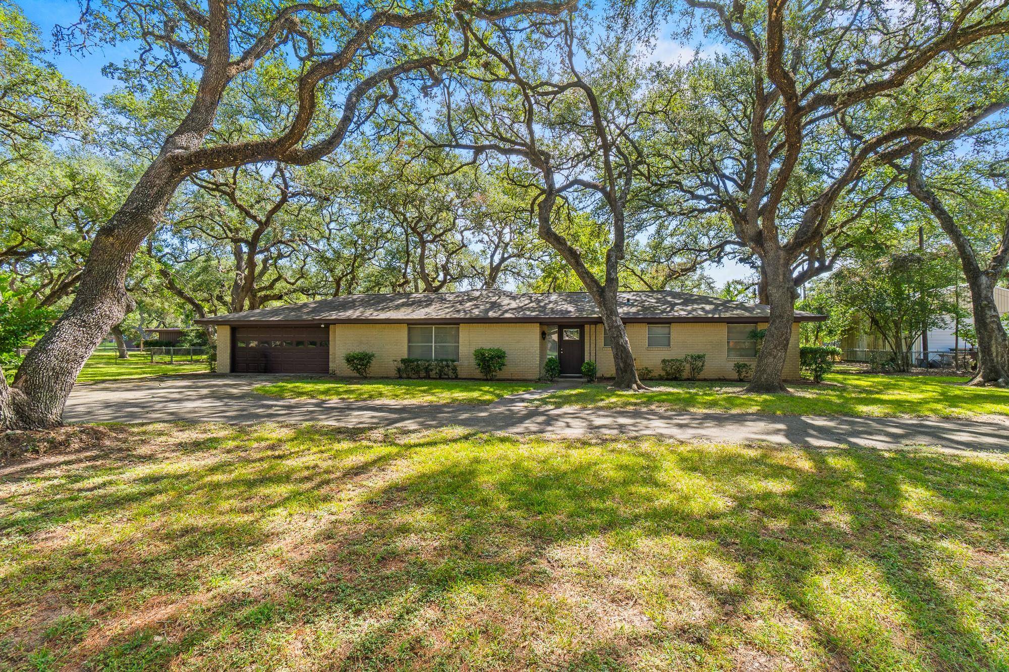 113 Krupka ST, Columbus, TX 78934