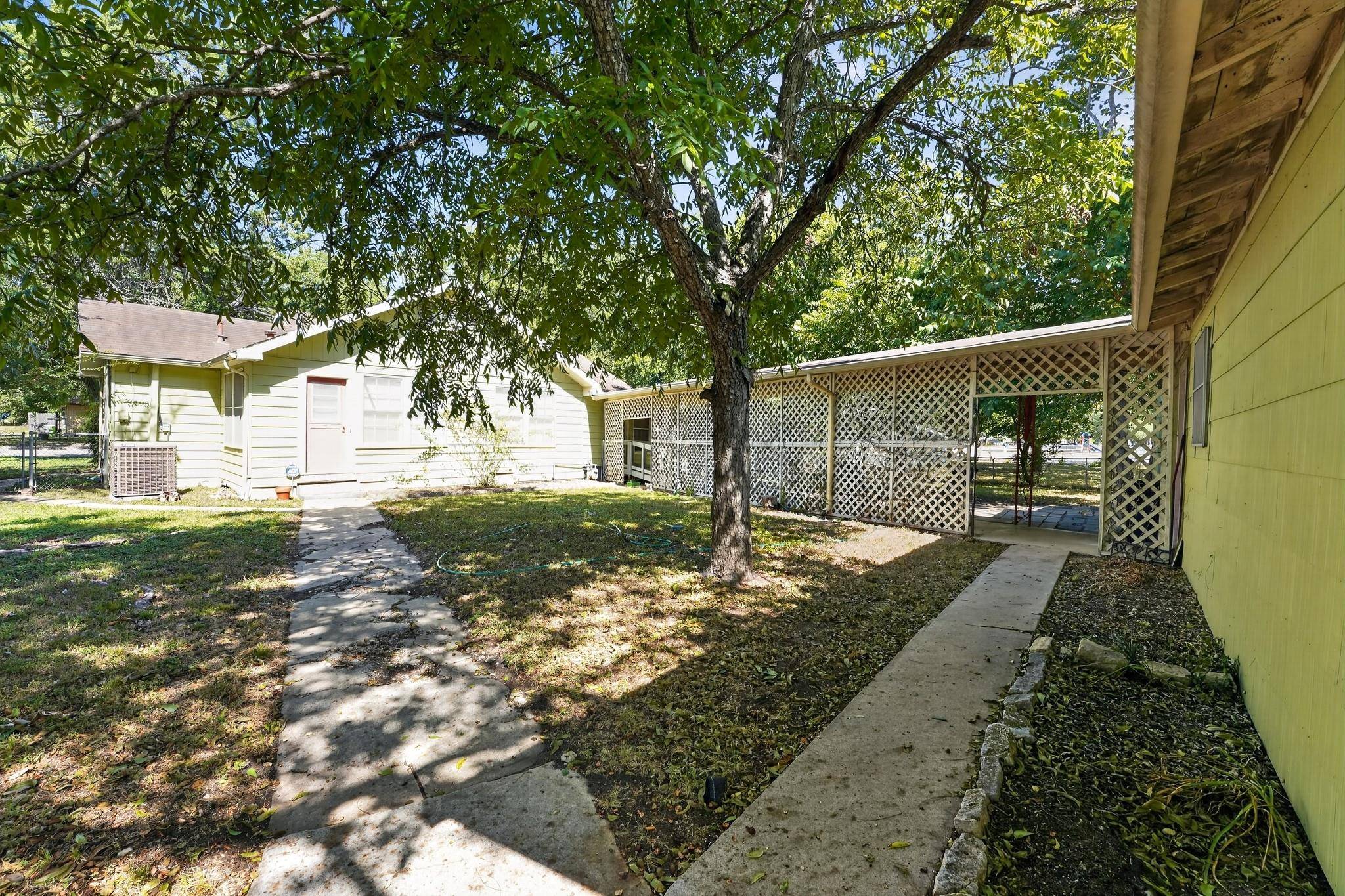 316 Guadalupe ST, Lockhart, TX 78644