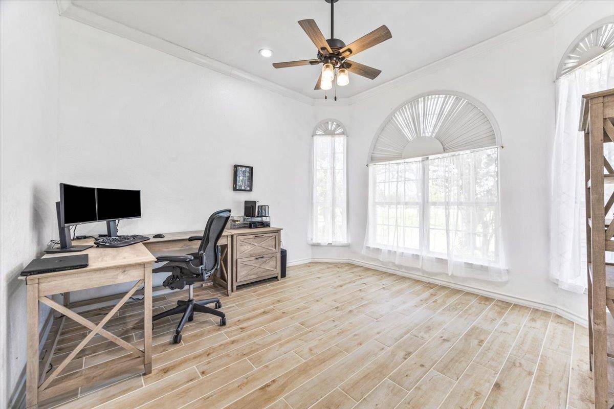 306 Kerry LN, Floresville, TX 78114