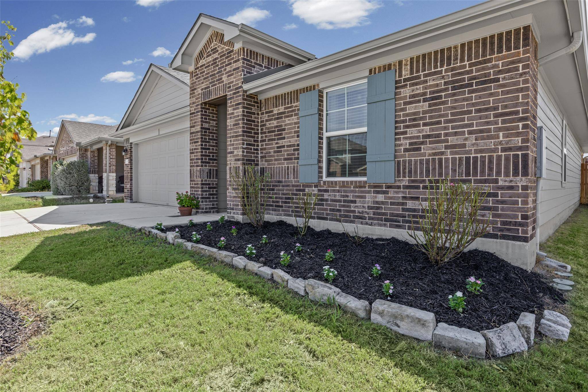 325 Granary DR, Uhland, TX 78640