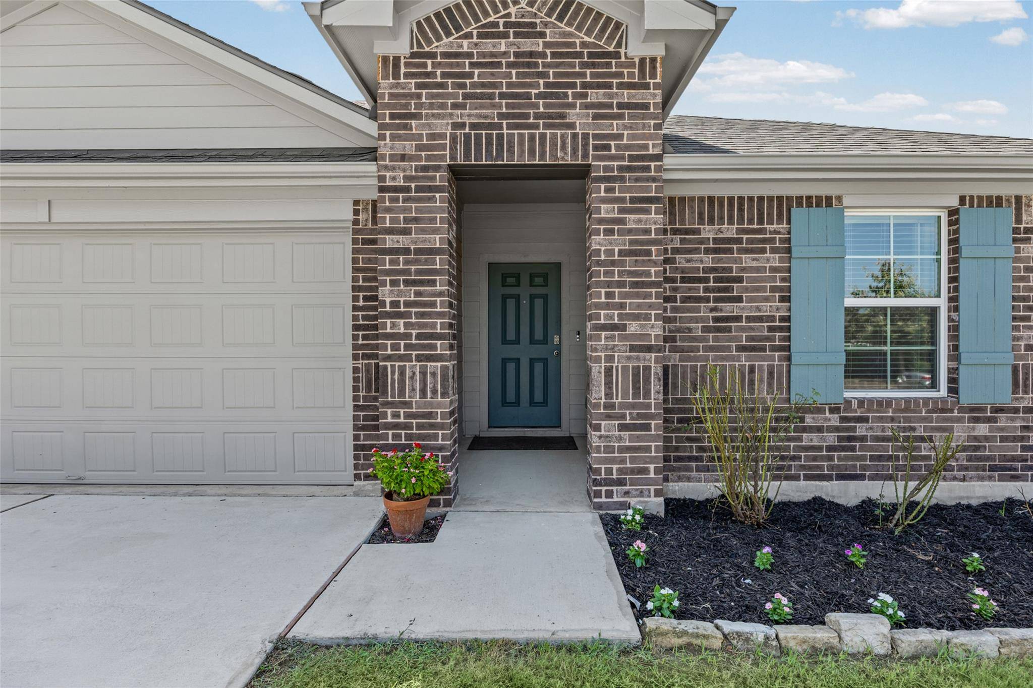 325 Granary DR, Uhland, TX 78640